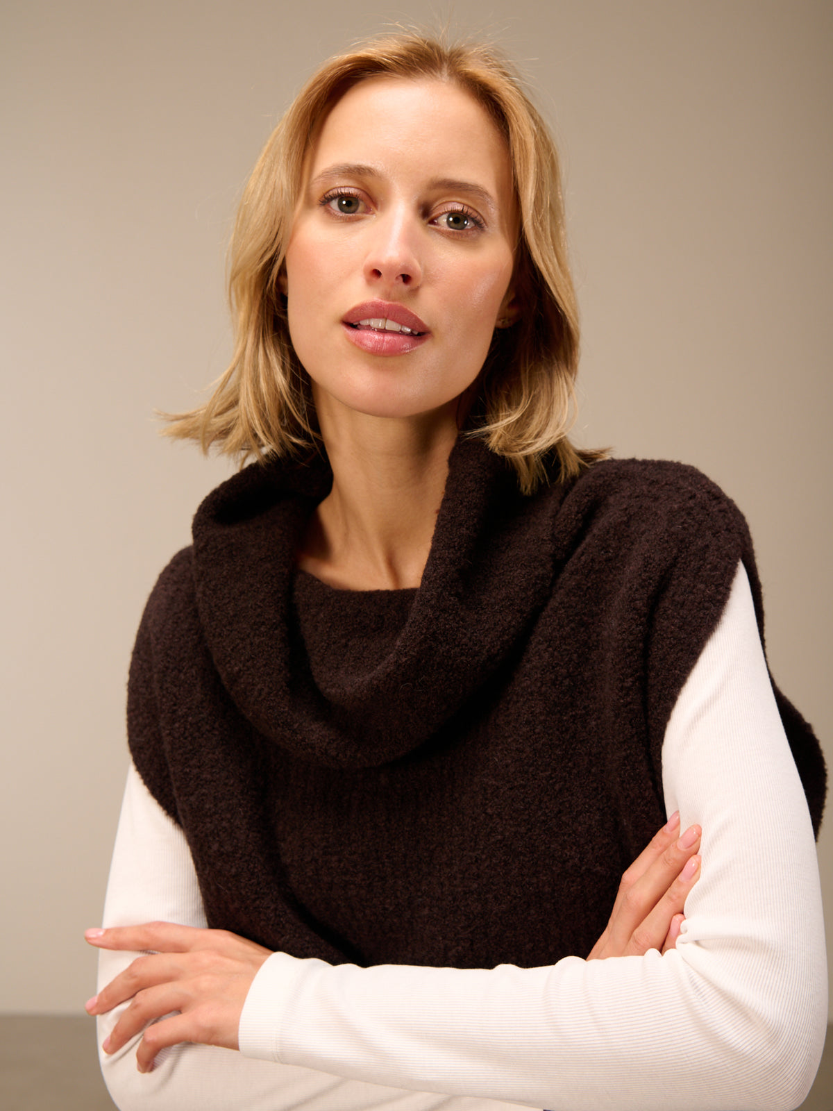 Sweater vest with collar