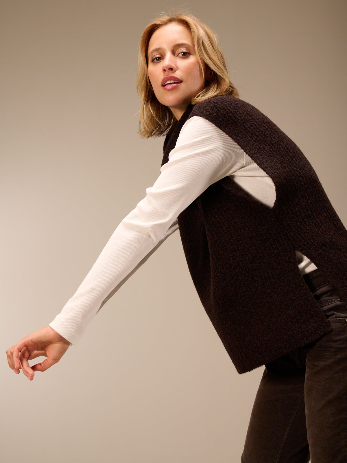 Sweater vest with collar