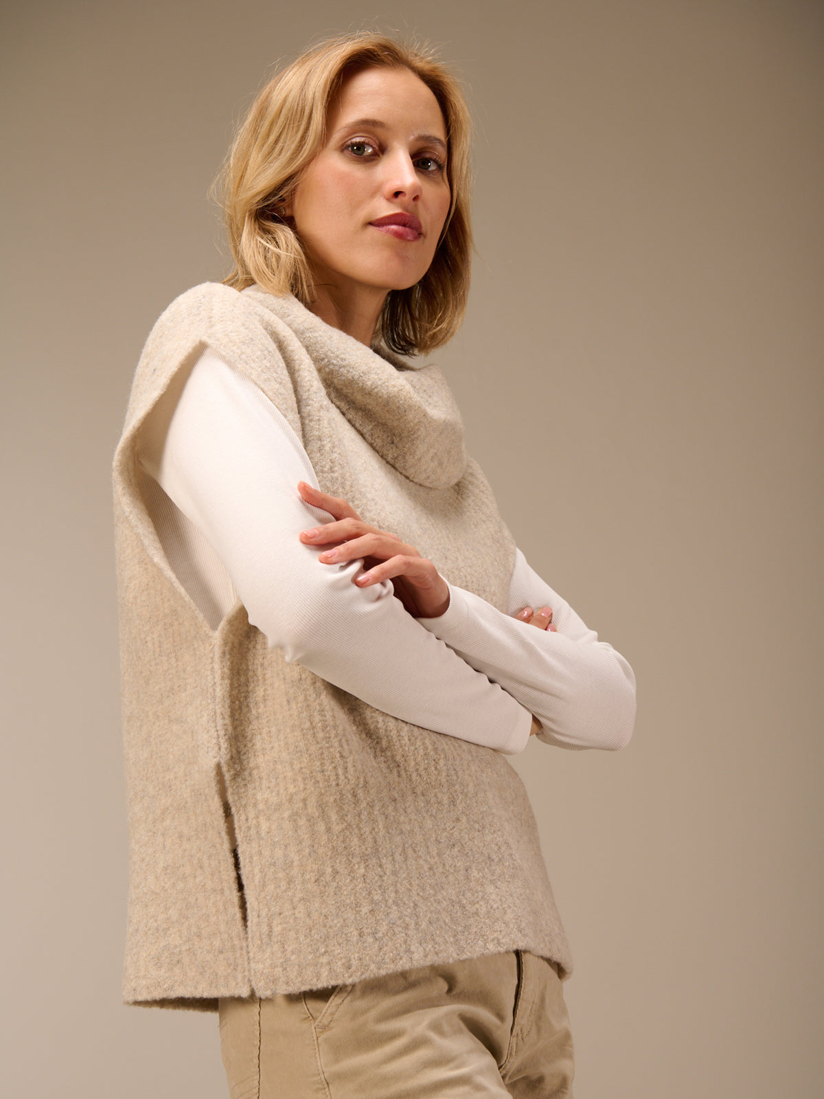 Sweater vest with collar
