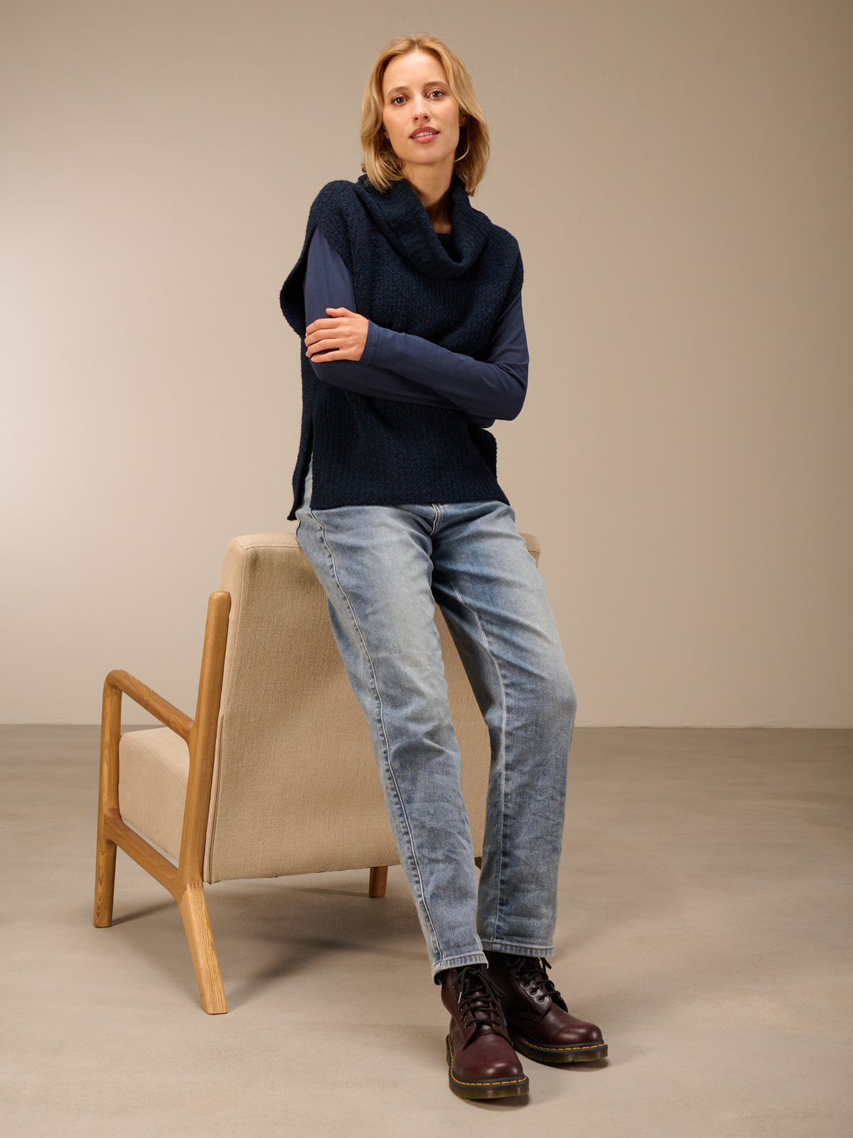 Sweater vest with collar