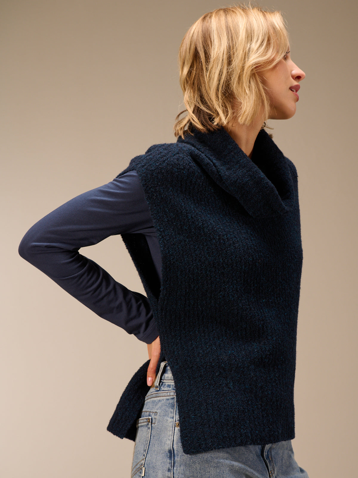 Sweater vest with collar