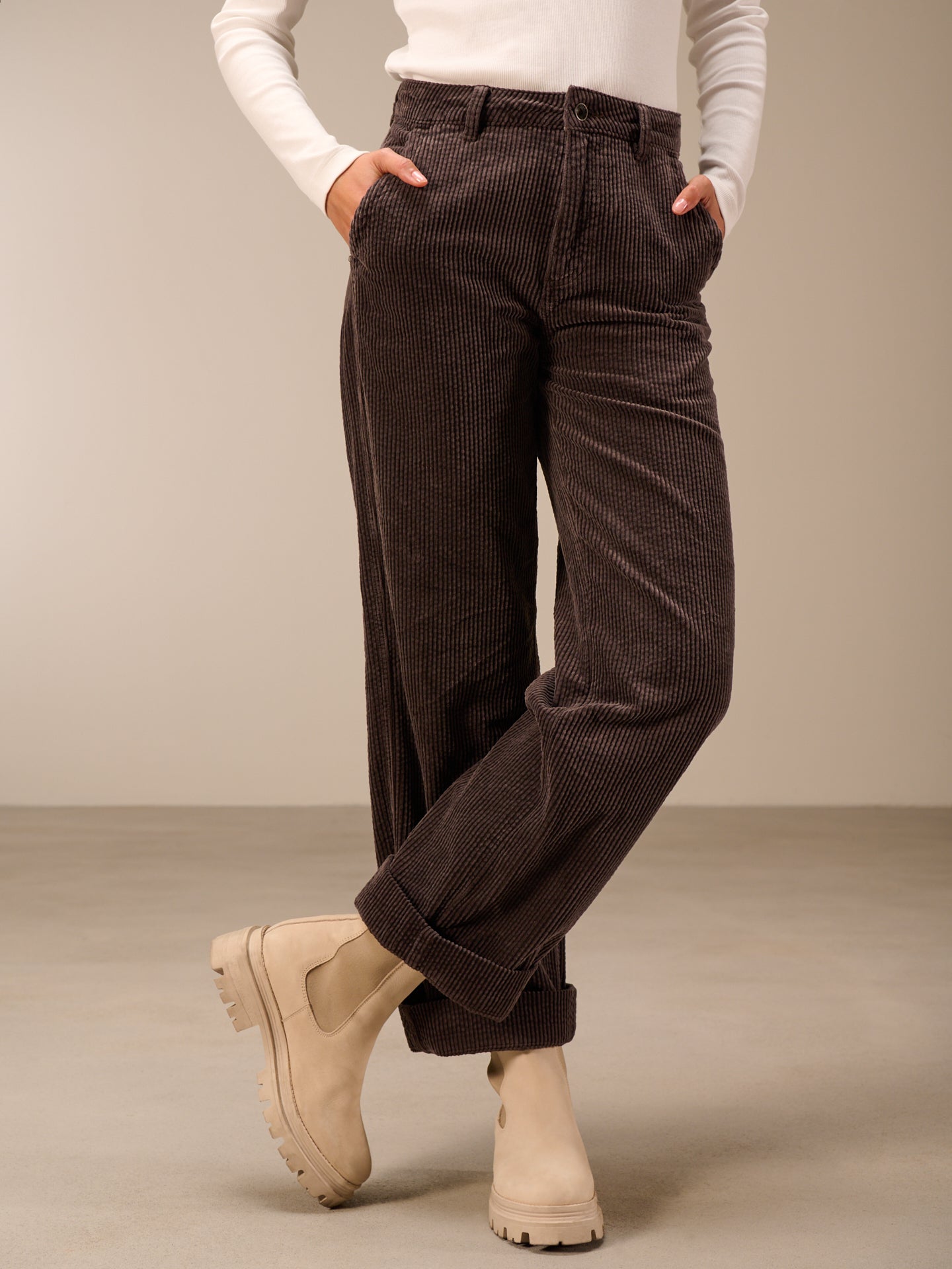 Straight-leg trousers