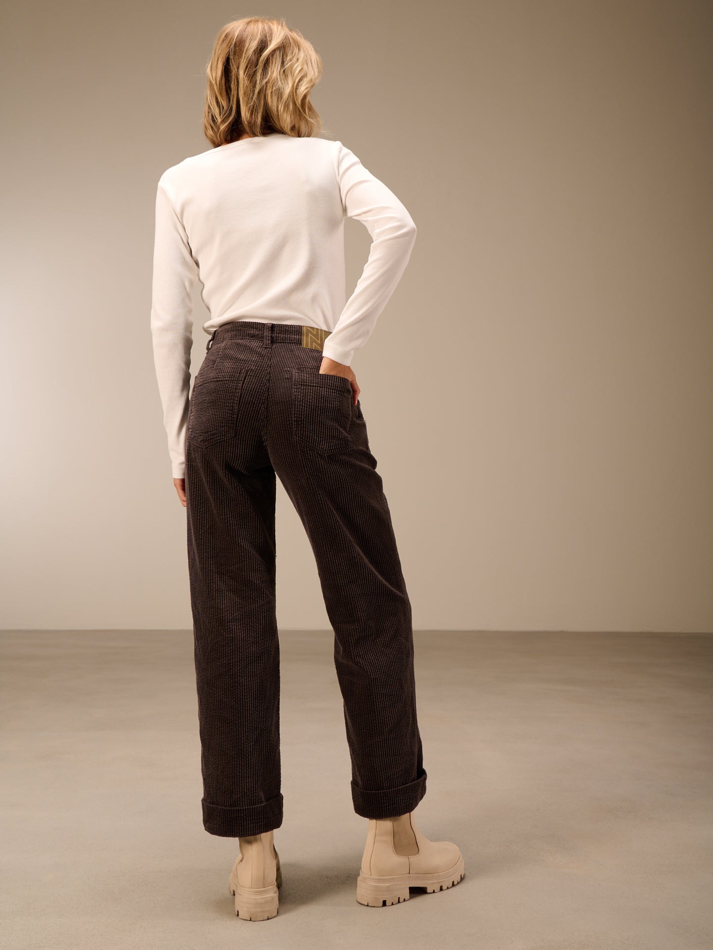 Straight-leg trousers