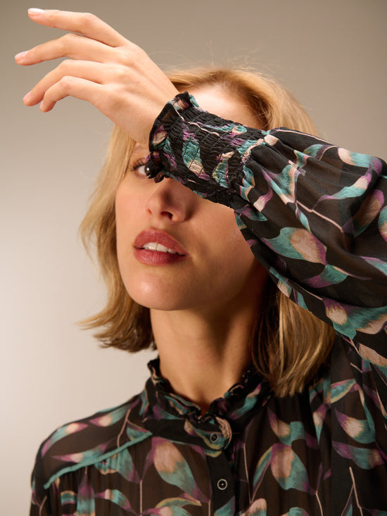 Blusa con dettaglio a balze