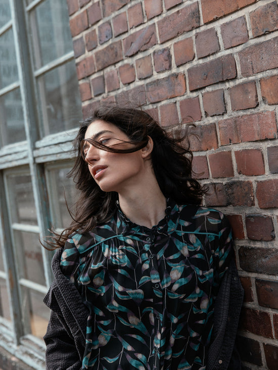 Blusa con dettaglio a balze