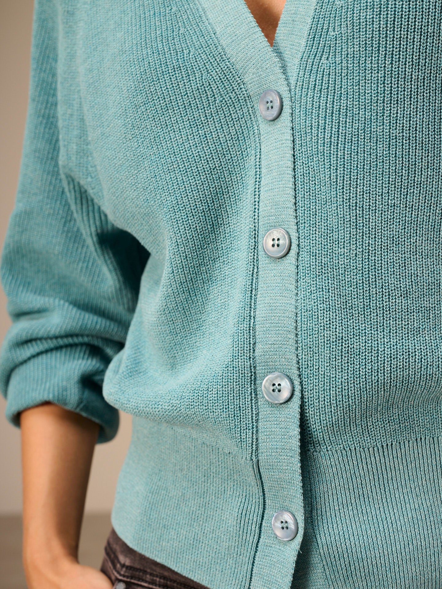 Strickjacke mit V-Ausschnitt