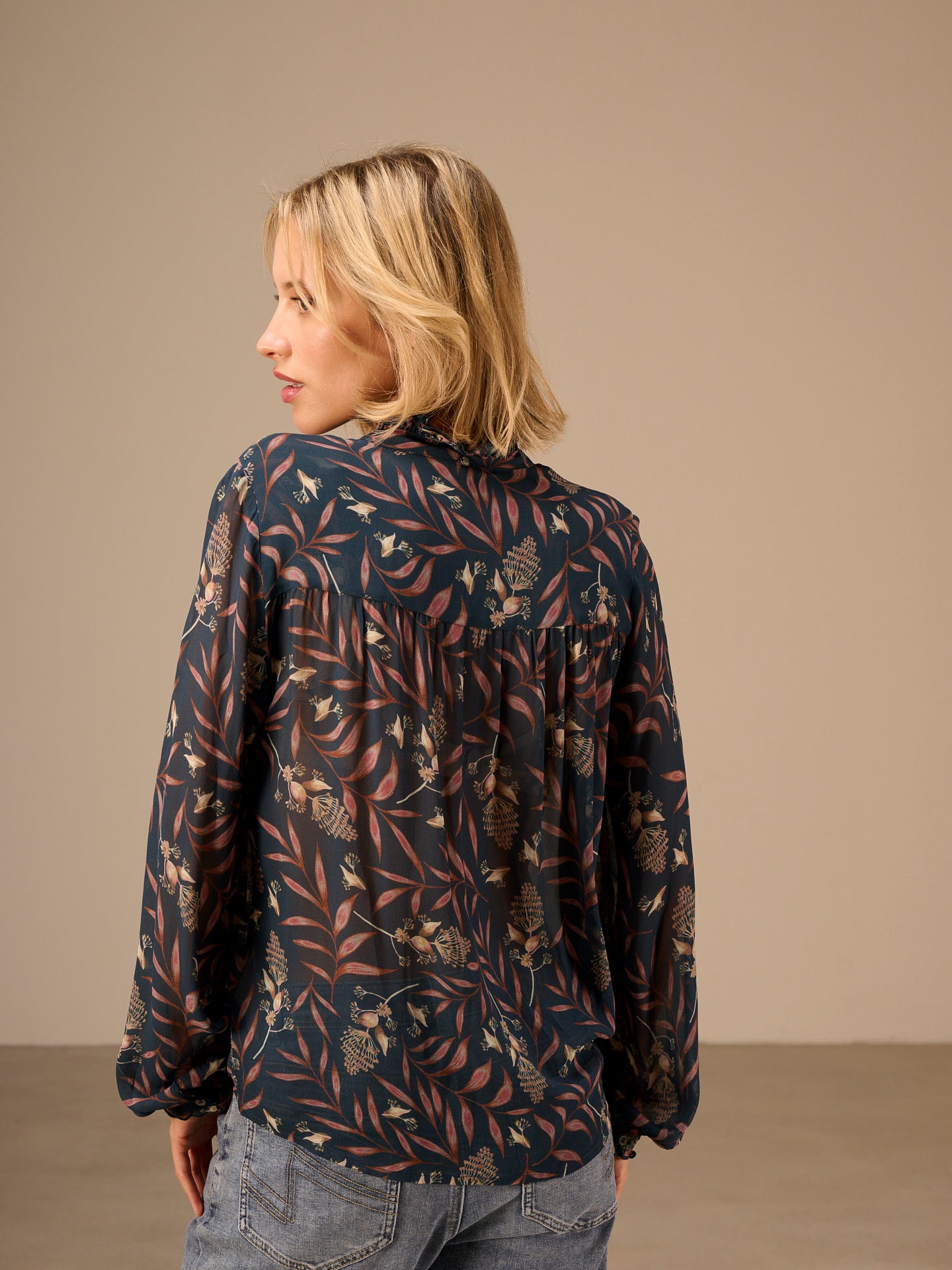 Blusa con dettaglio a balze