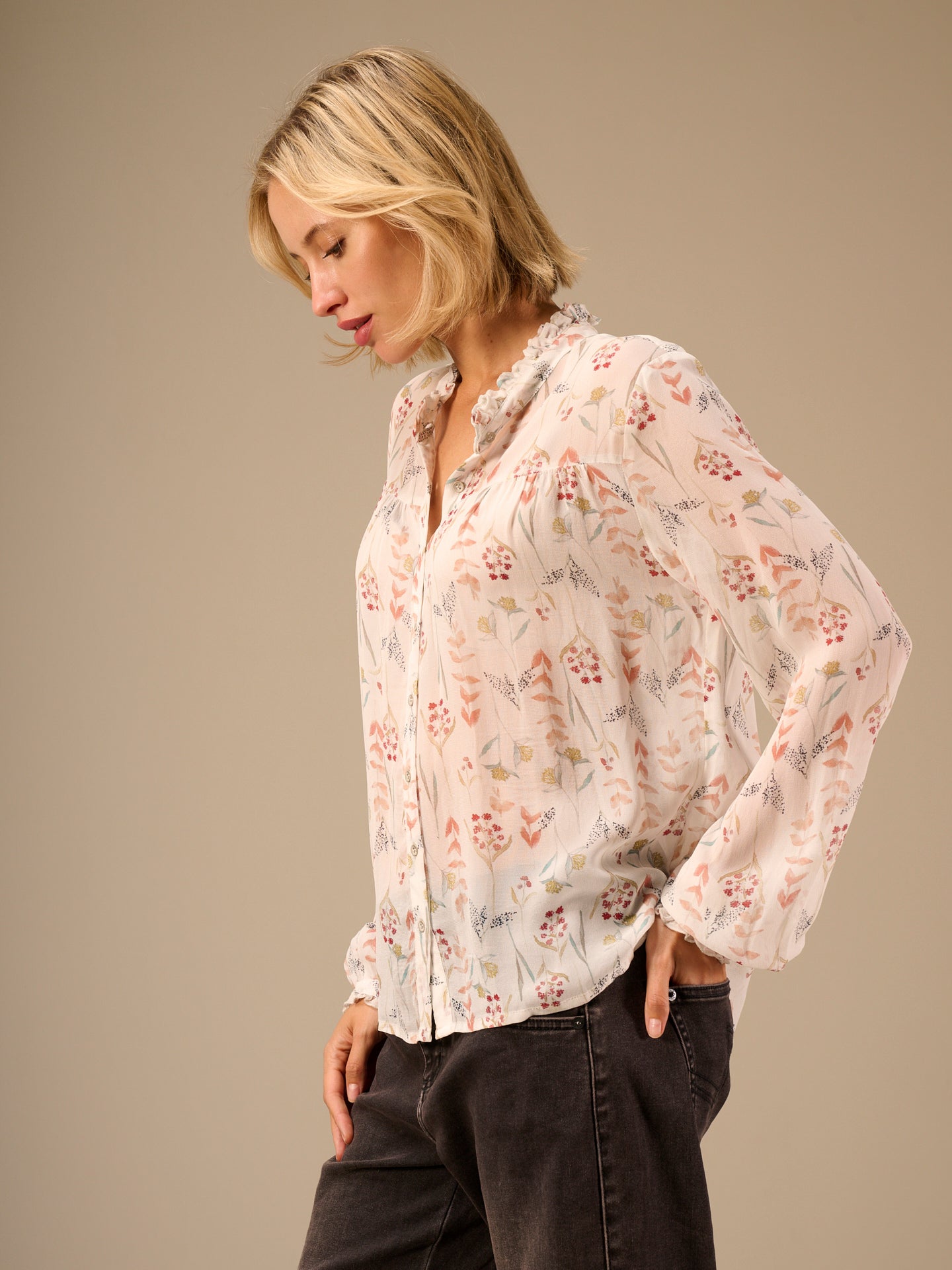 Blusa con dettaglio a balze
