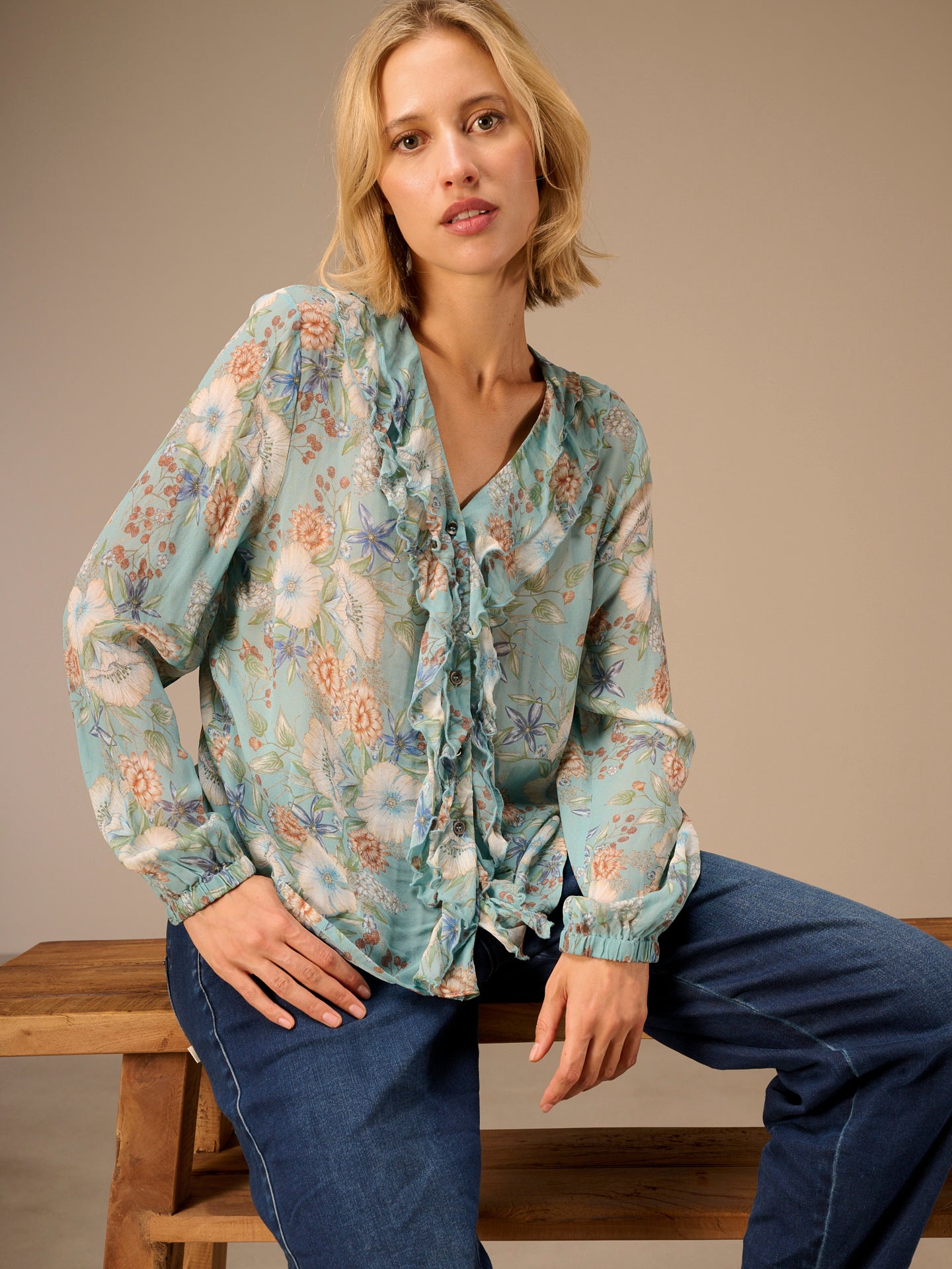 Blusa con dettaglio a balze