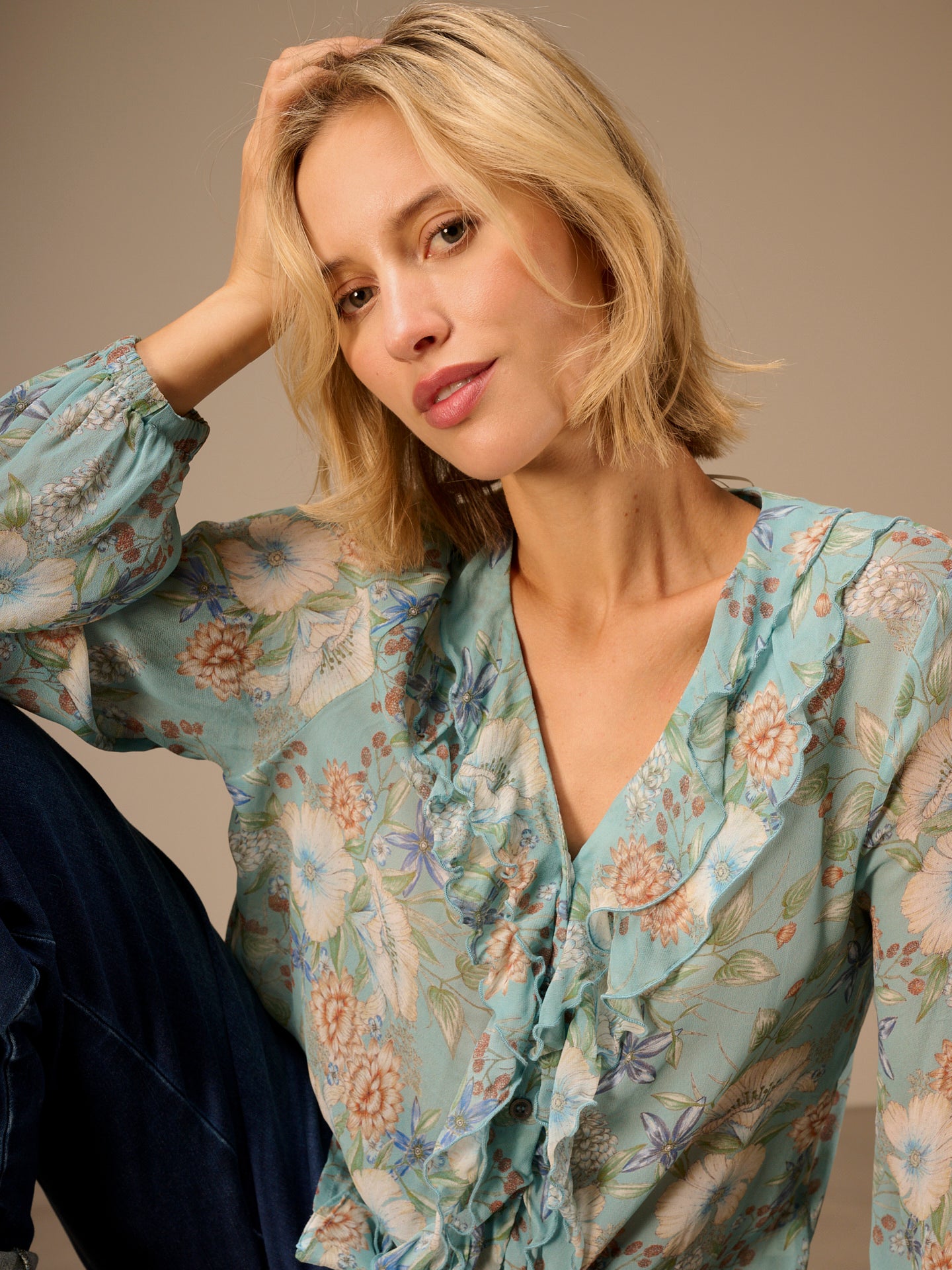 Blusa con dettaglio a balze