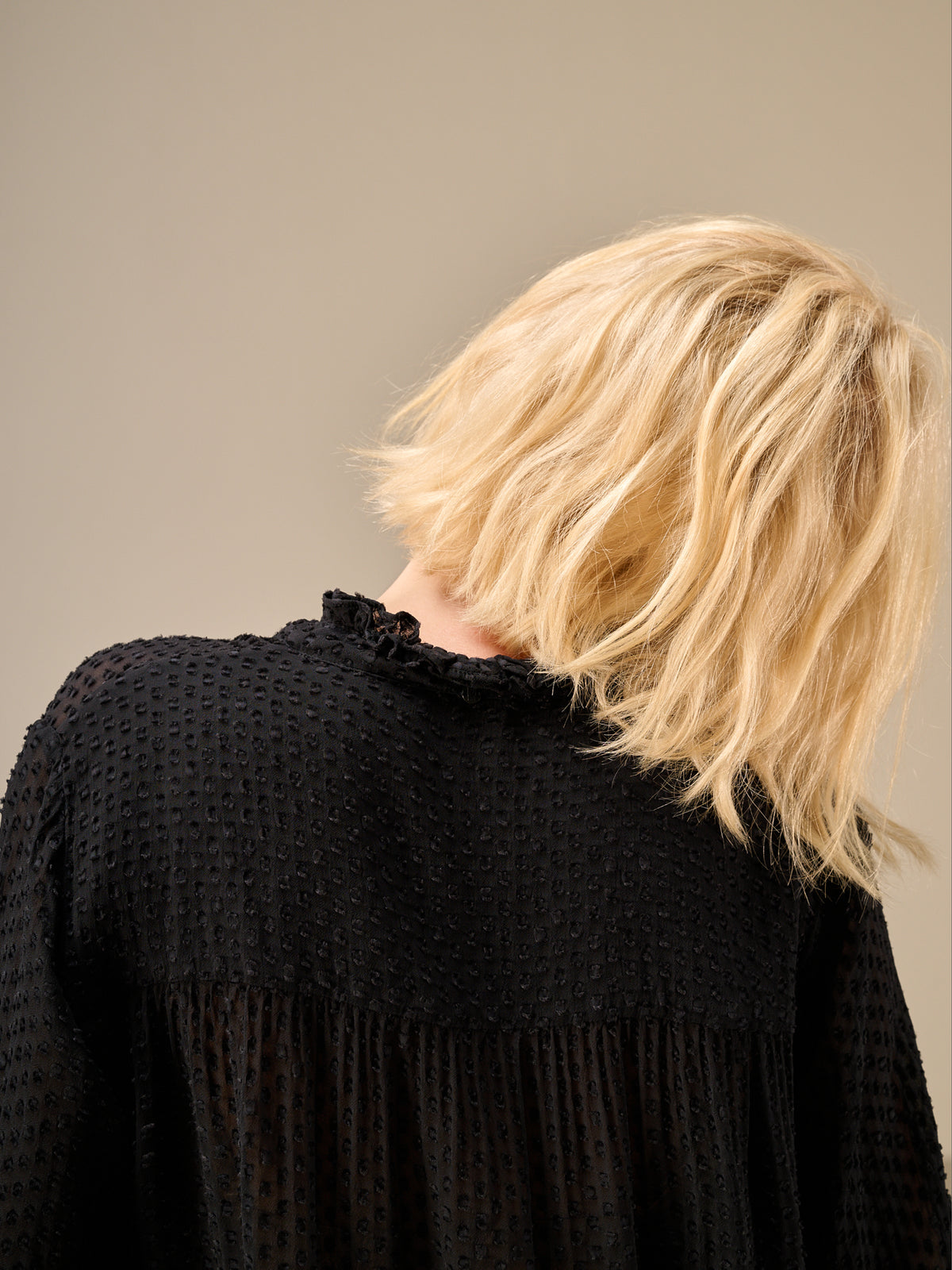 Blusa con dettaglio a balze