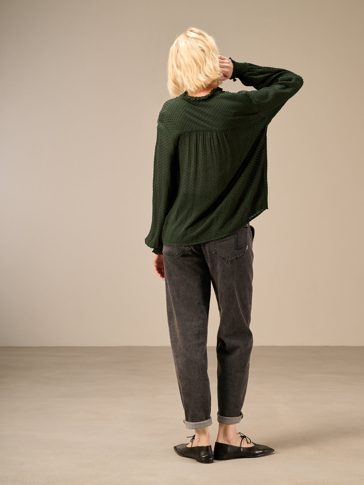 Blusa con dettaglio a balze