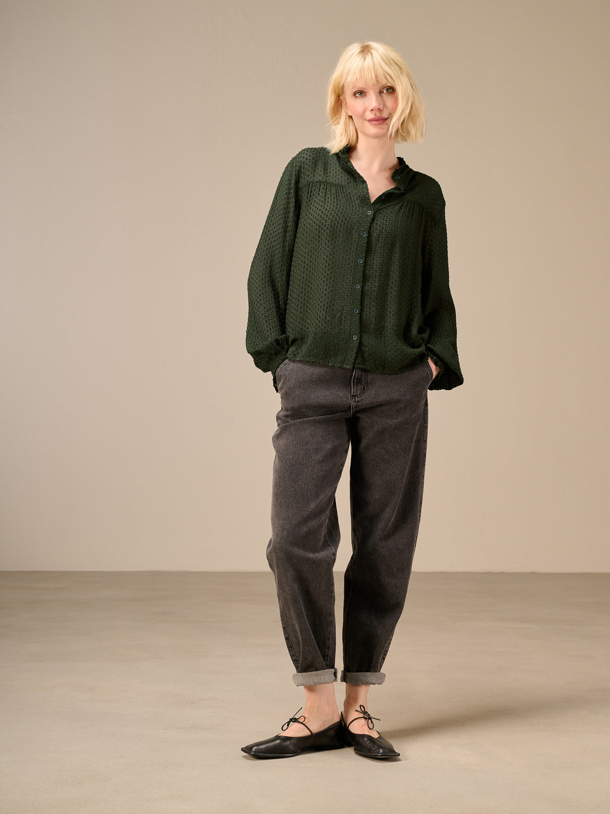 Blusa con dettaglio a balze