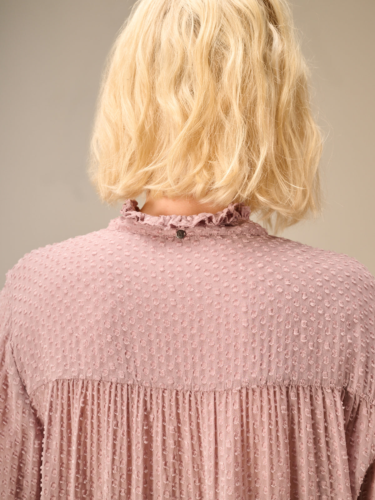 Blusa con dettaglio a balze