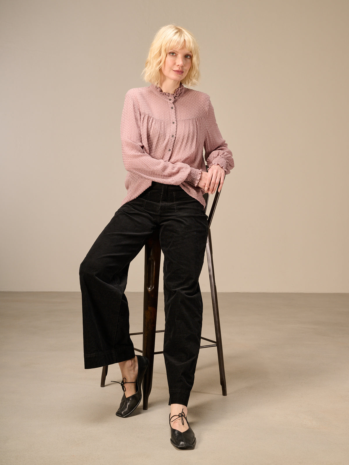 Blusa con dettaglio a balze