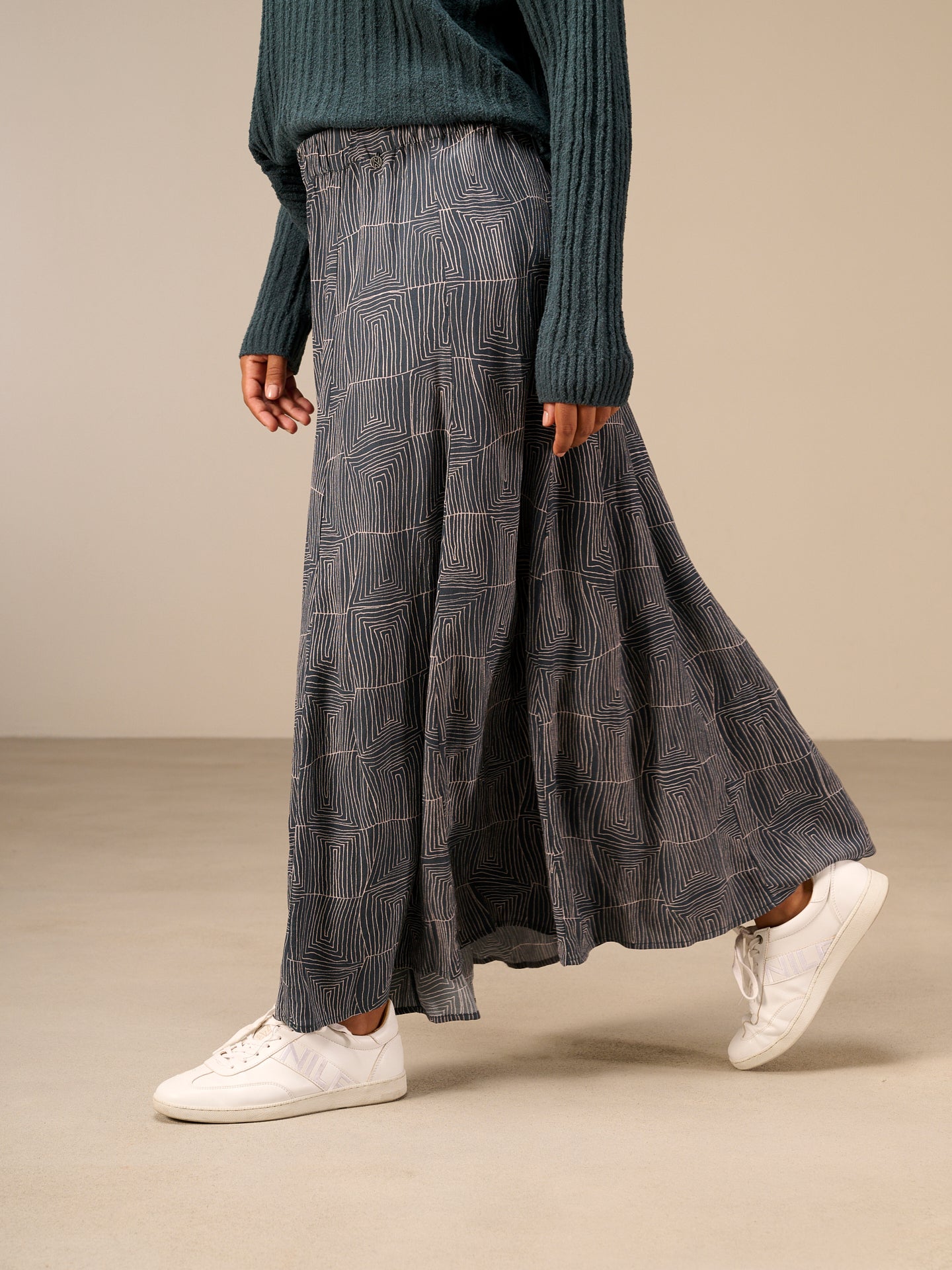 Skirt with elastic waistband