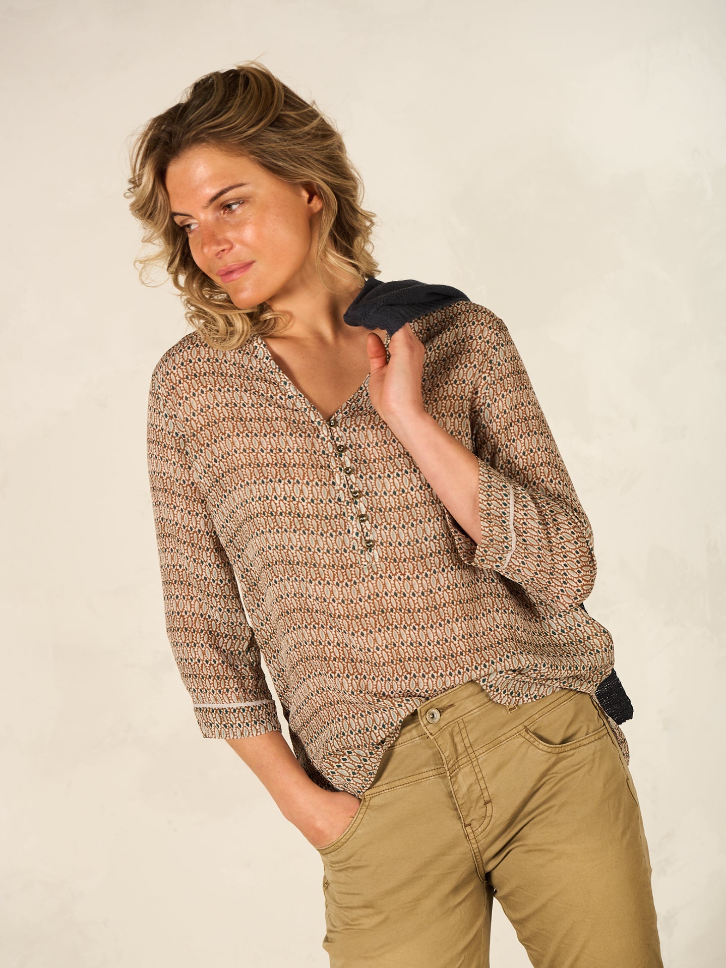 Blusa con abbottonatura