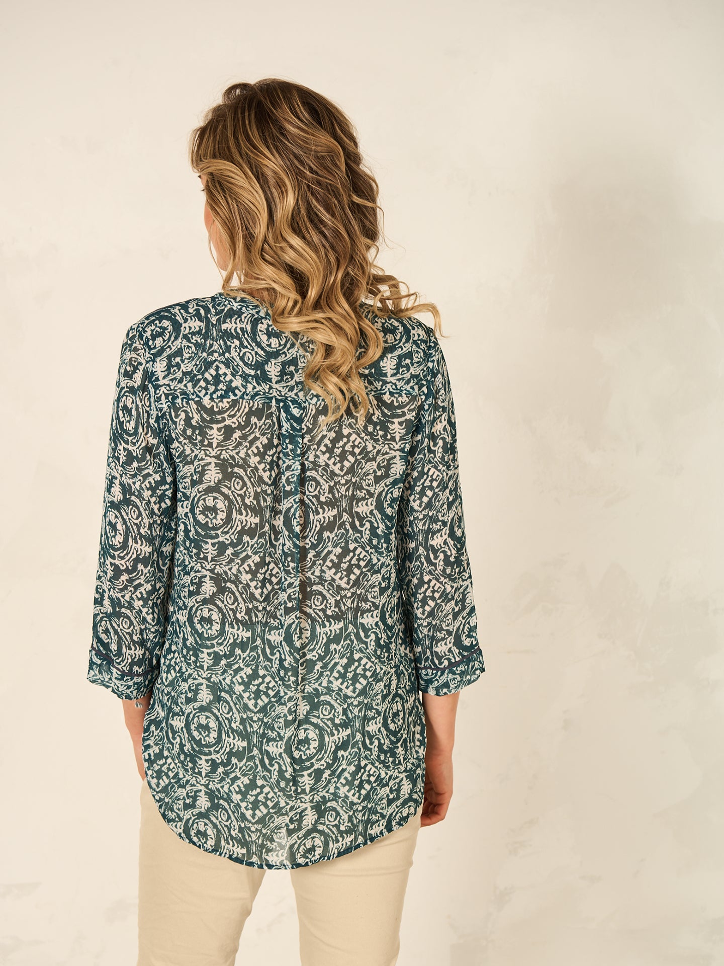 Blusa con abbottonatura