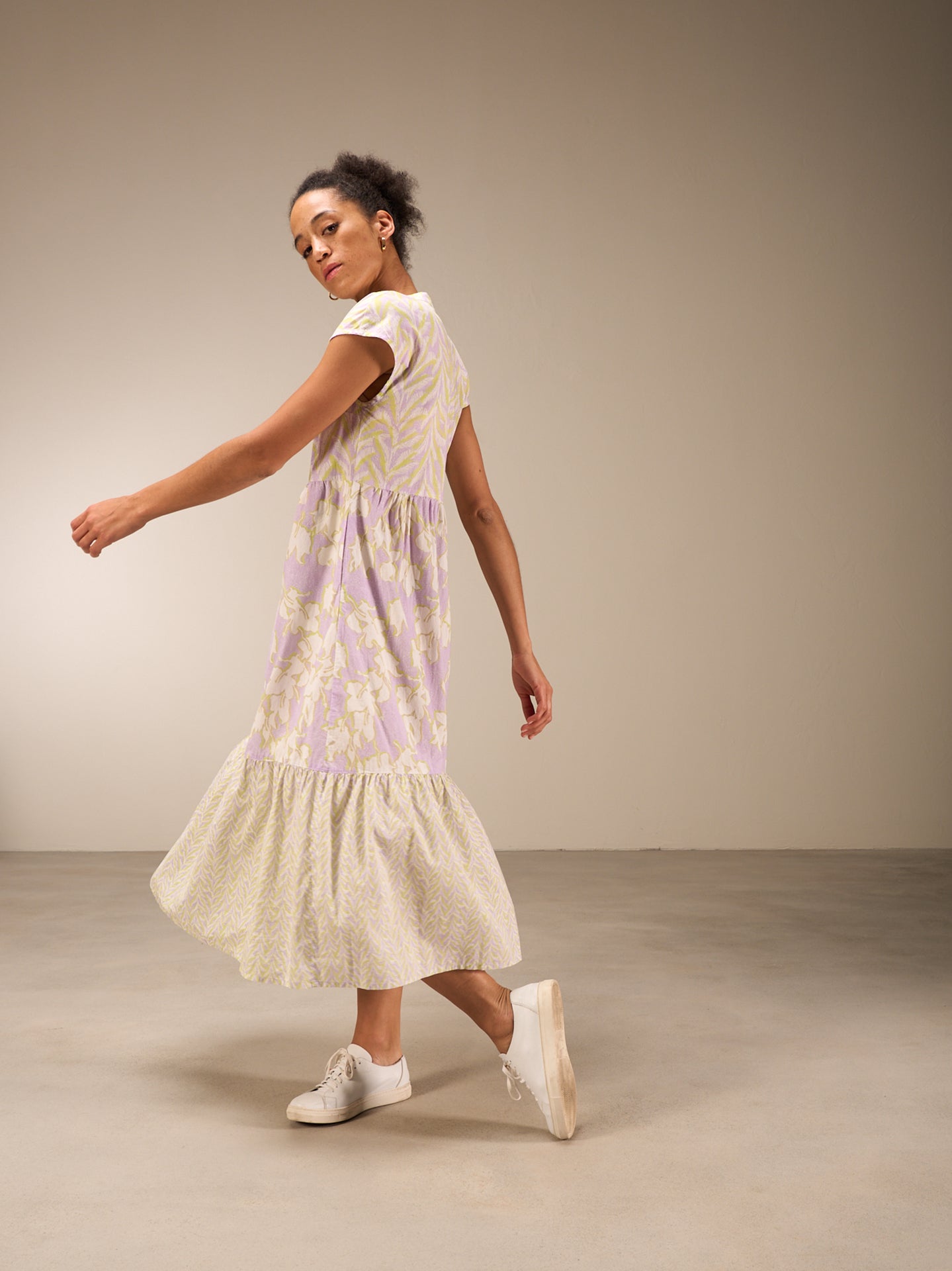 Kleid mit V-Ausschnitt