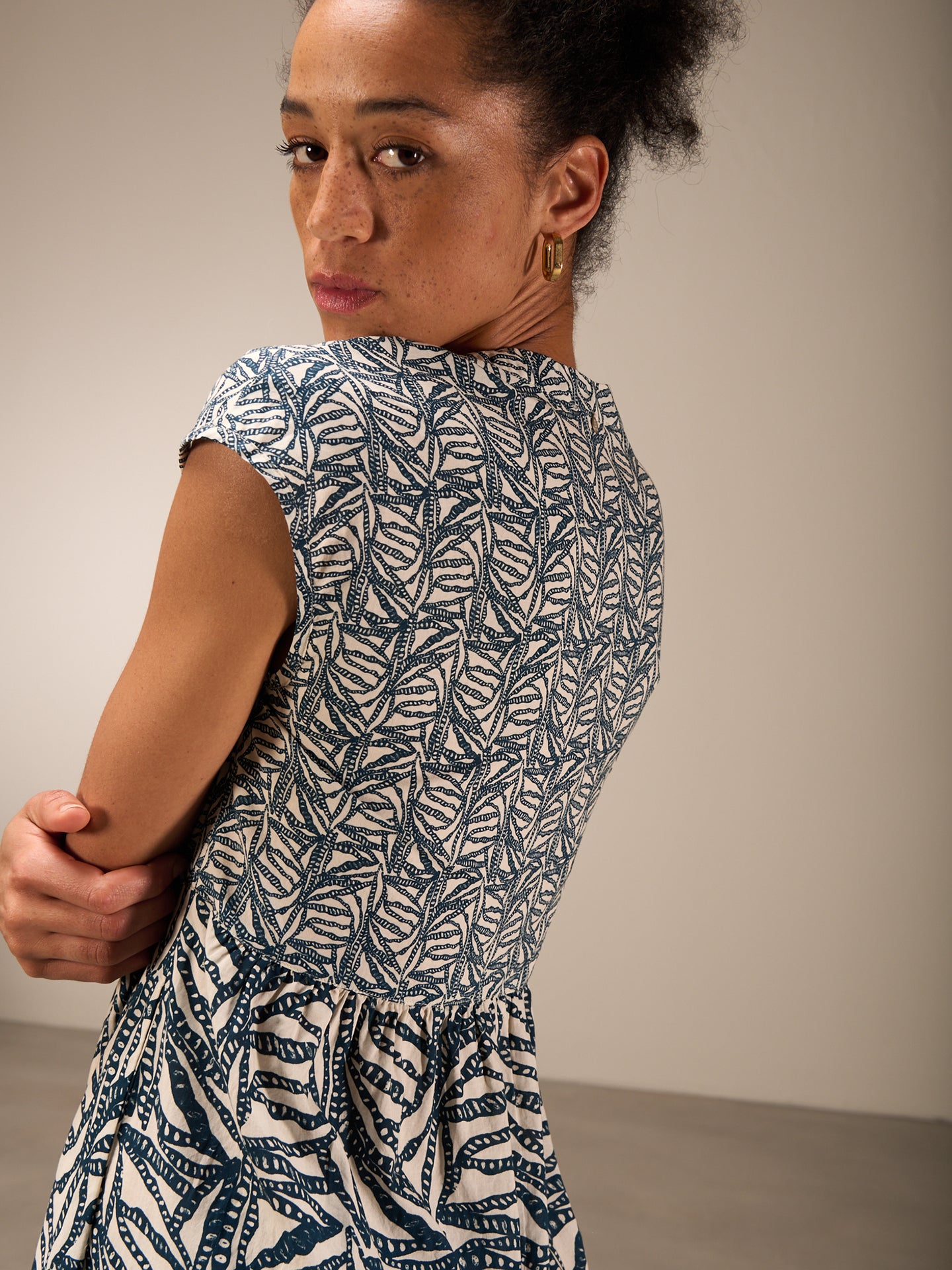 Kleid mit V-Ausschnitt