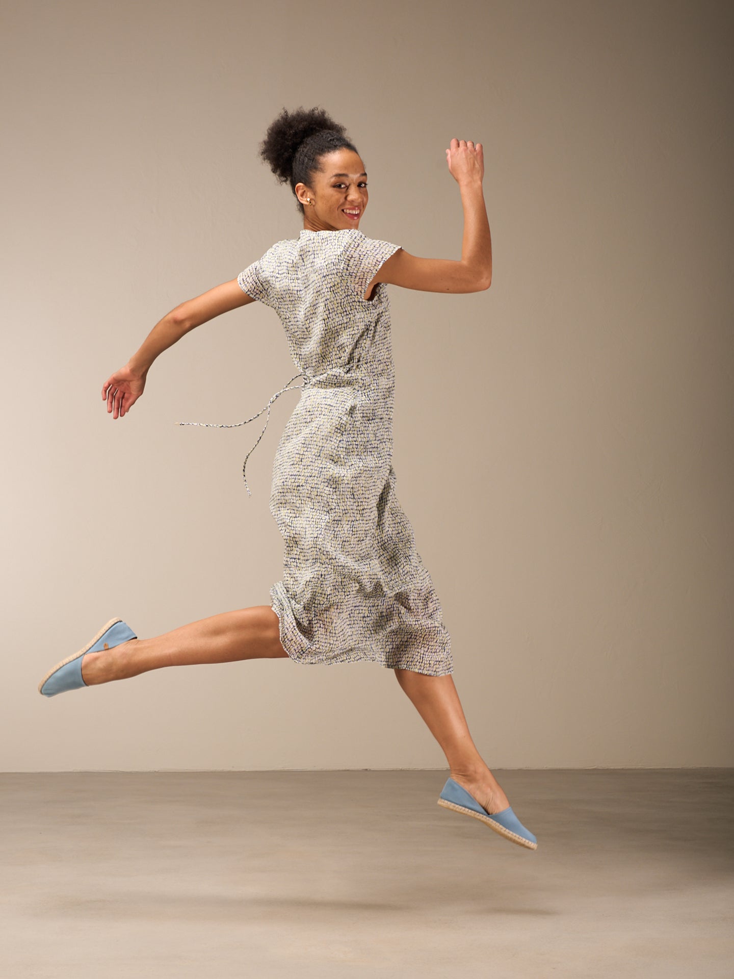 Kleid mit V-Ausschnitt