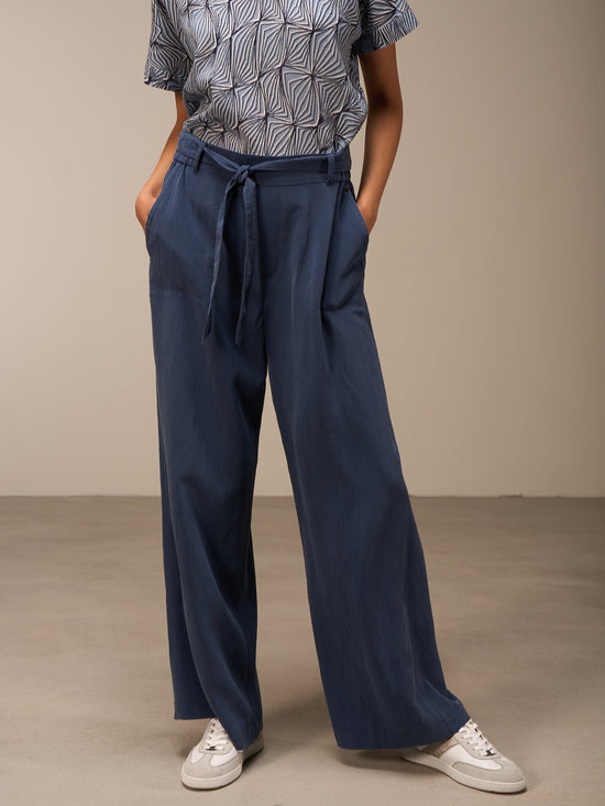 Pants with belt