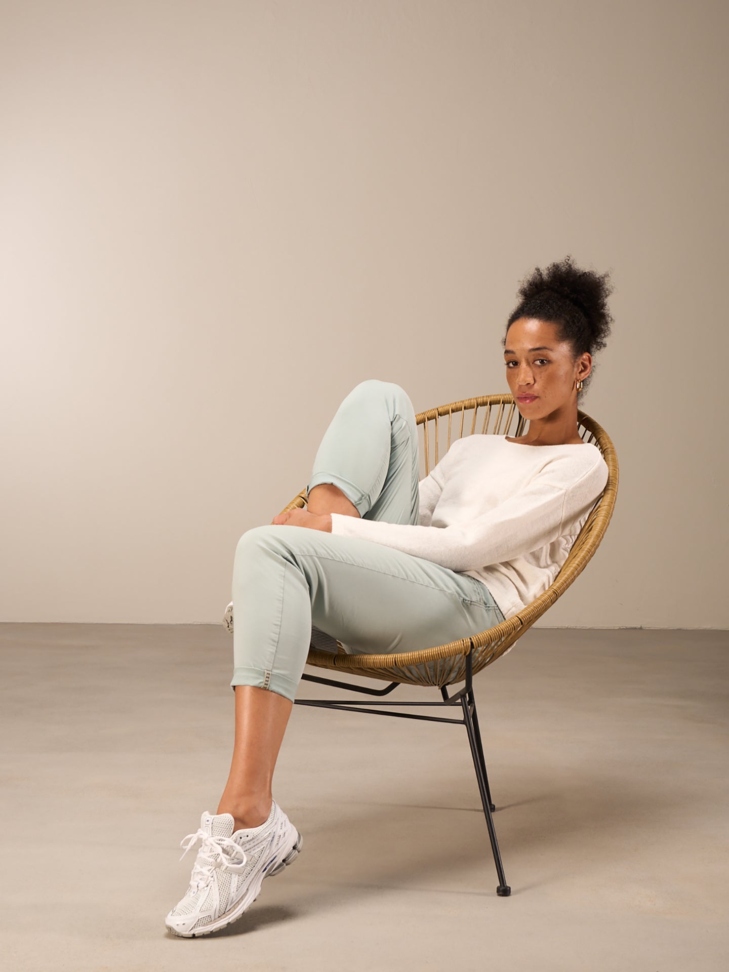 Knitted sweater with linen