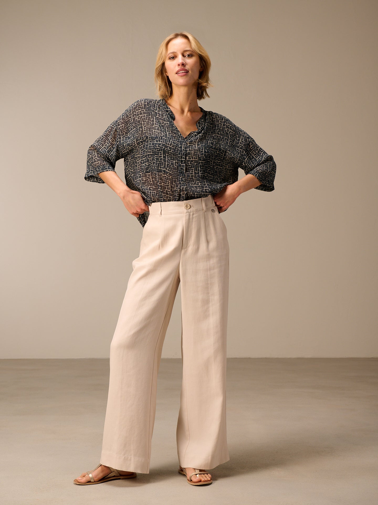 Blusa con collo alto
