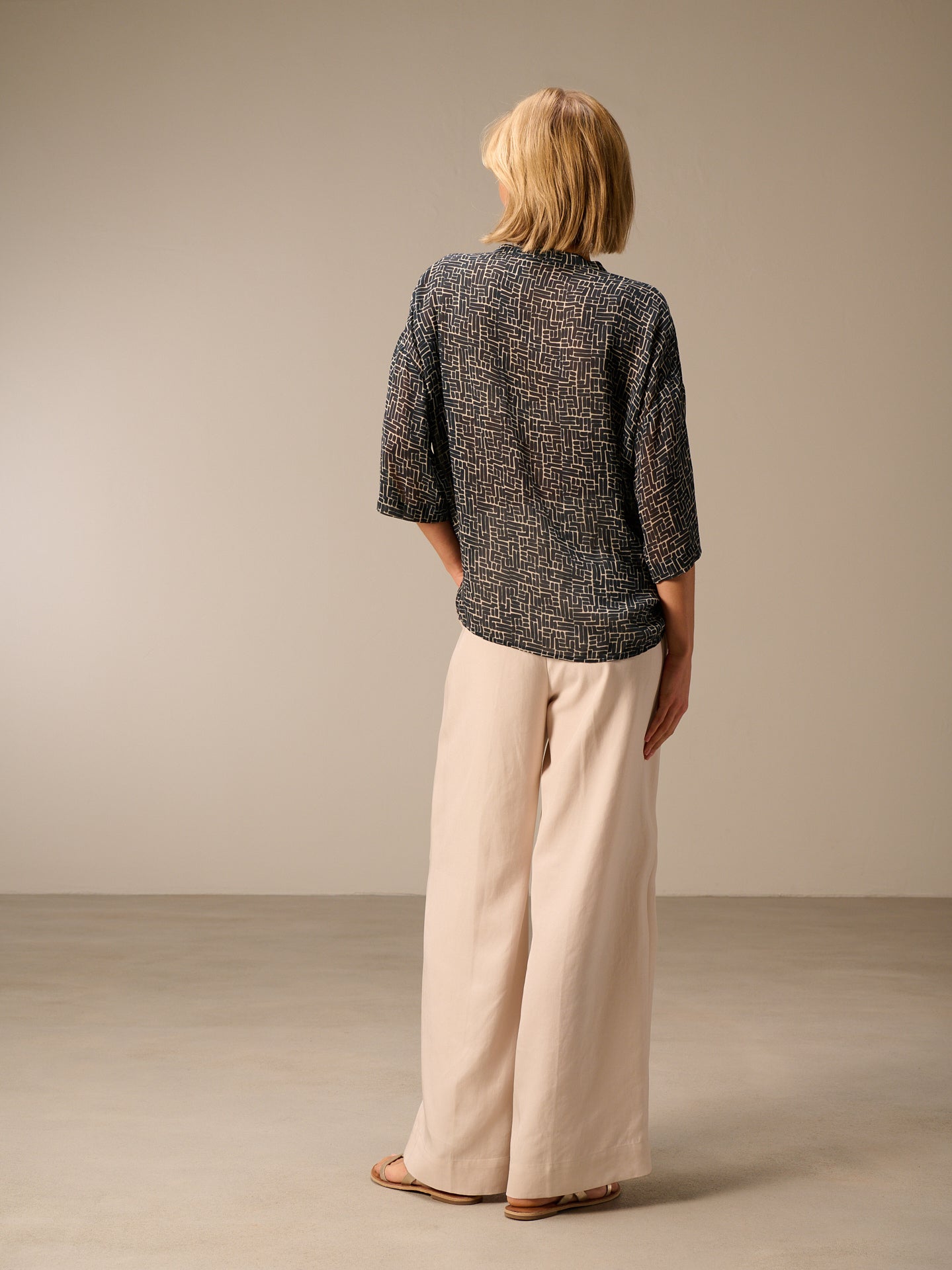 Blusa con collo alto