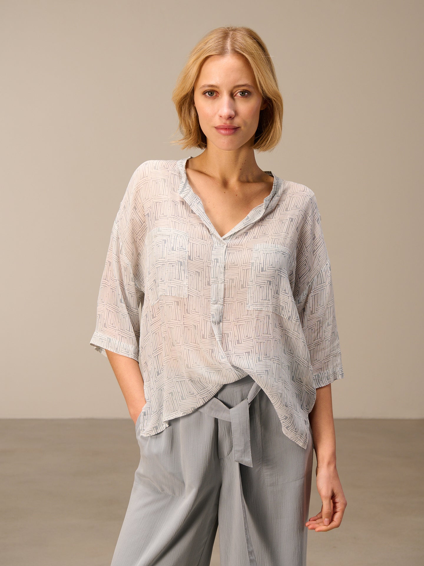 Blusa con collo alto