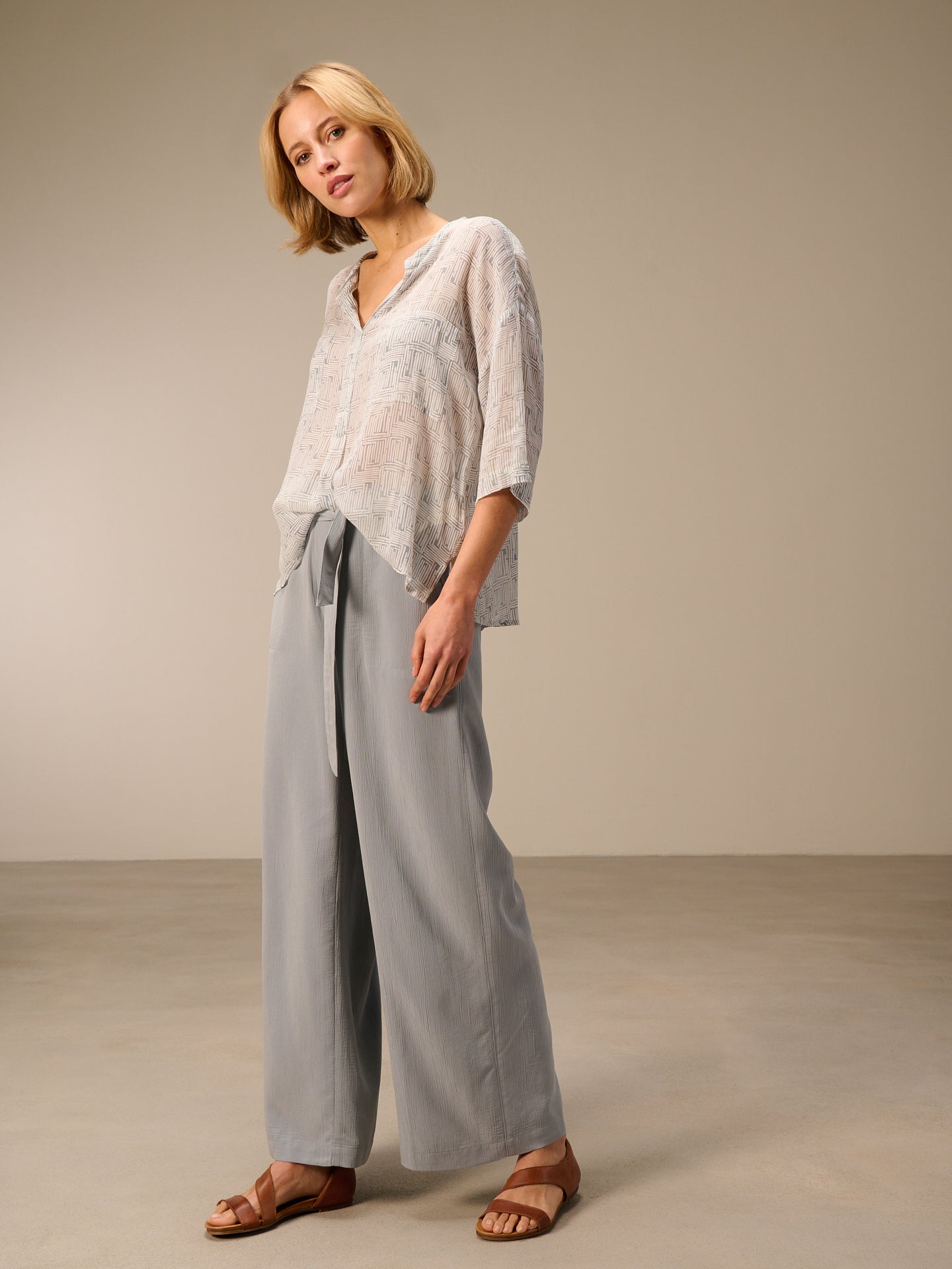 Blusa con collo alto