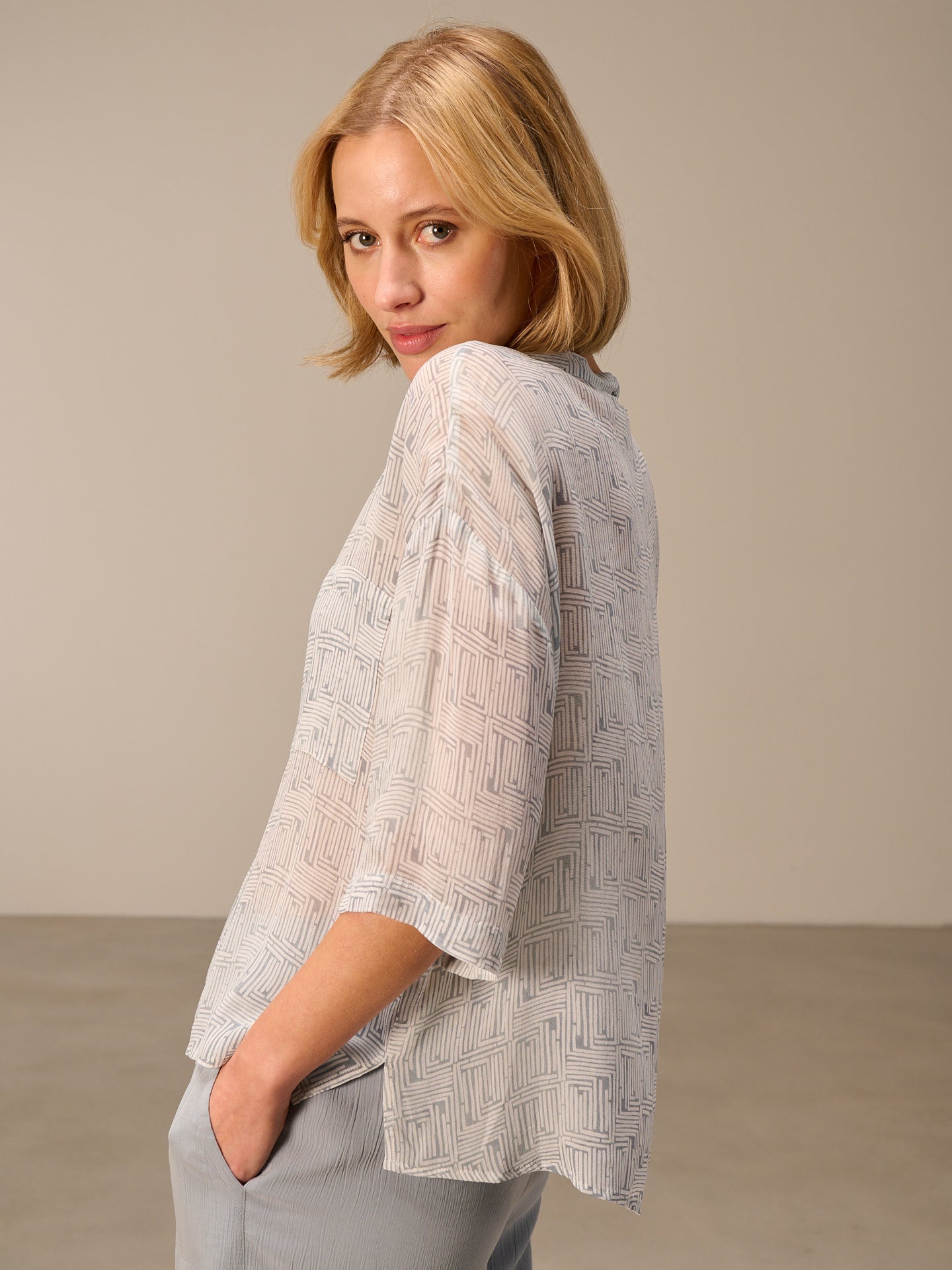 Blusa con collo alto