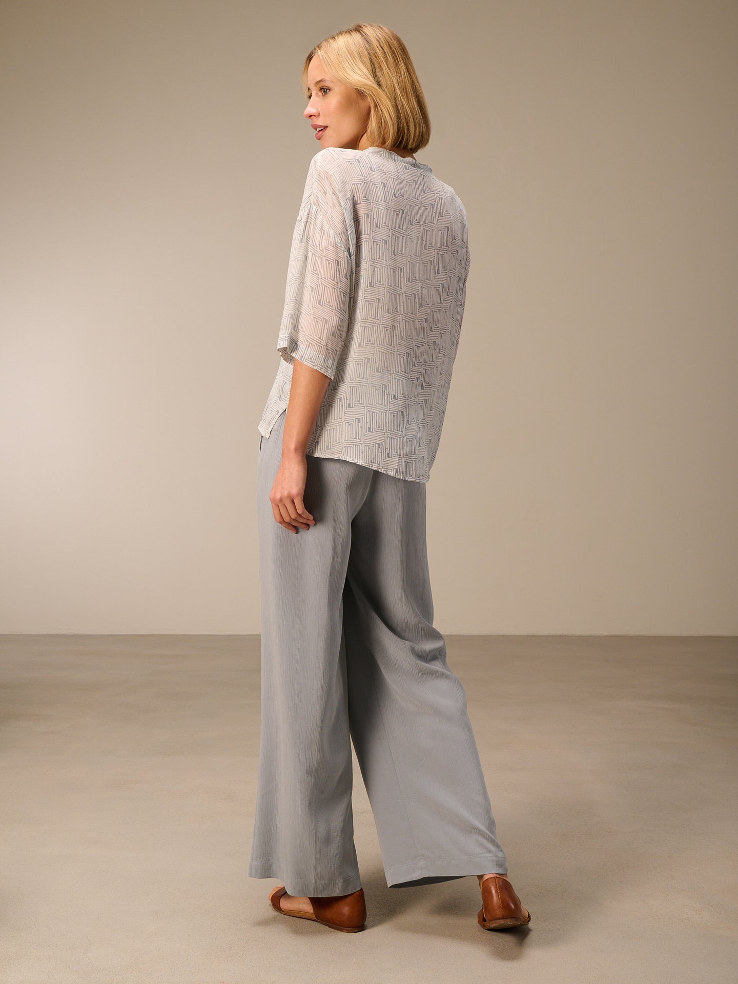 Blusa con collo alto