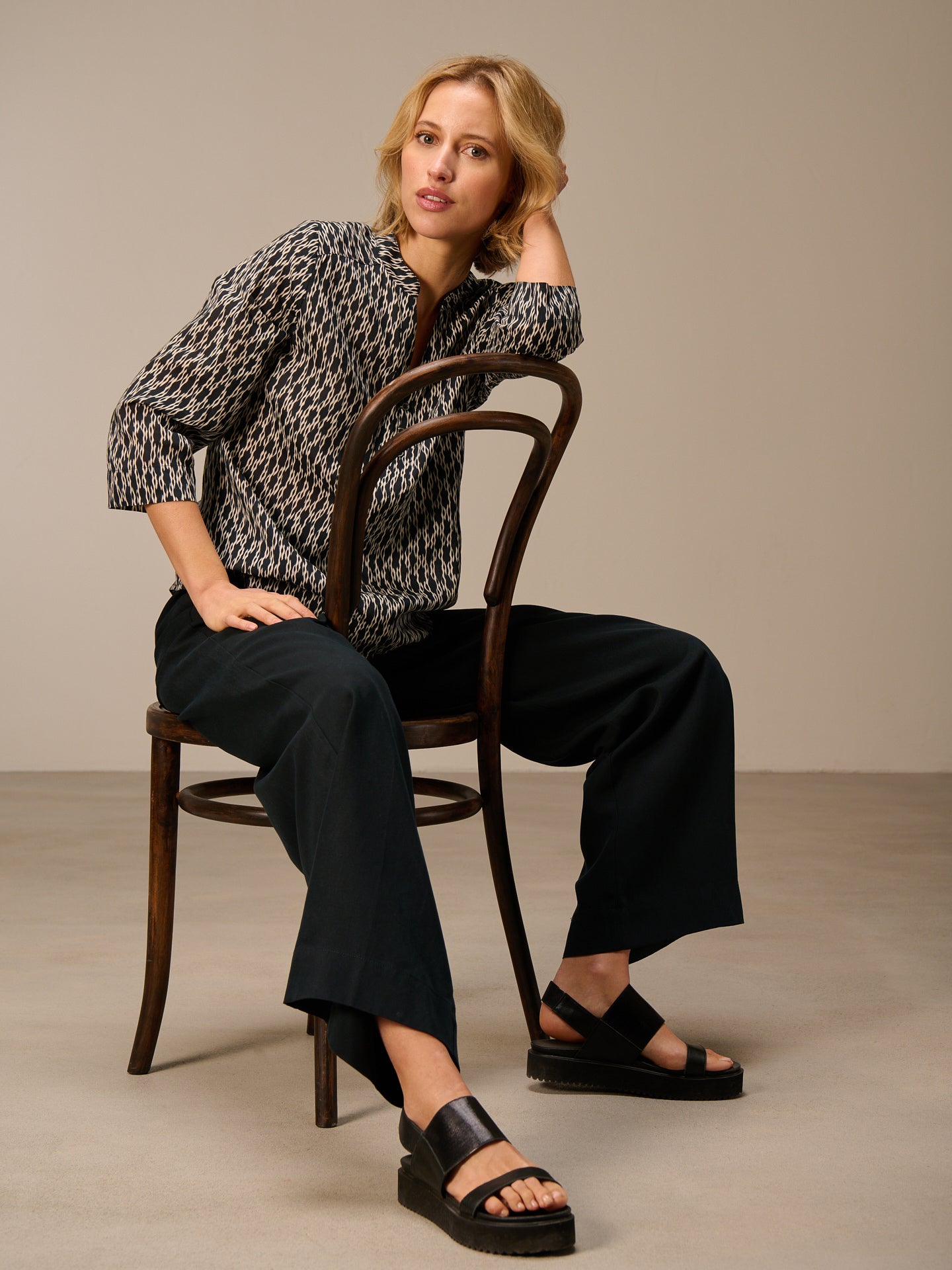 Blusa con collo alto