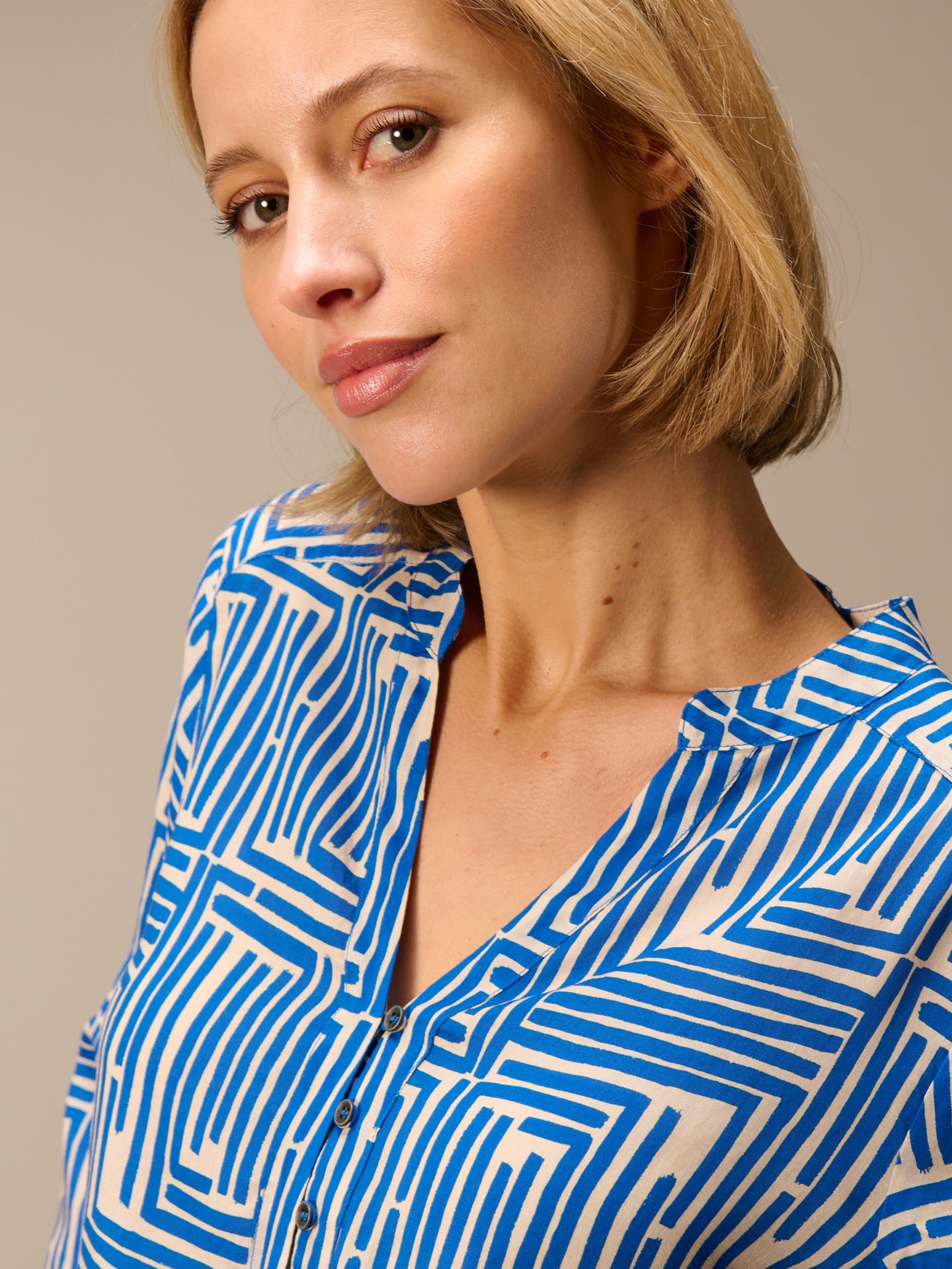Blusa con collo alto
