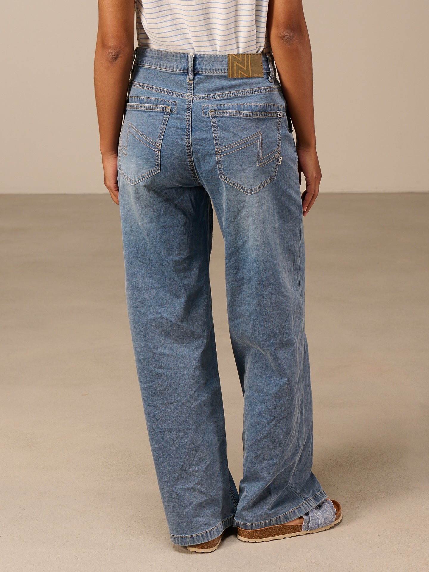 Wide-leg jeans