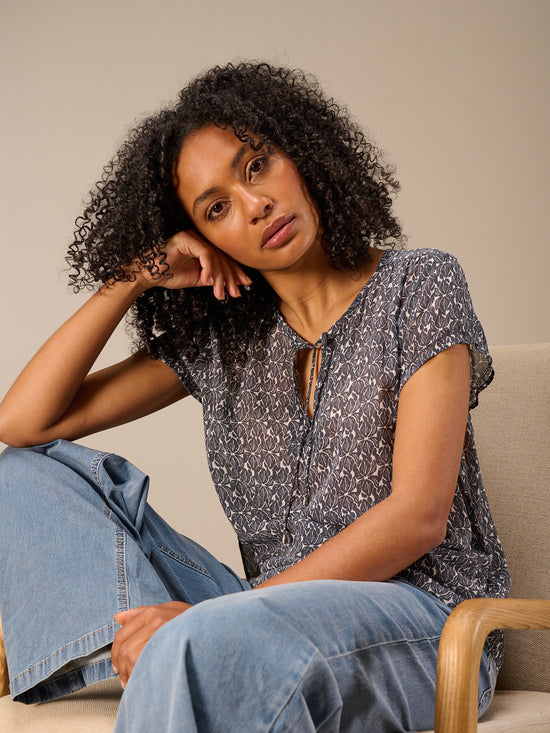 Short-sleeved blouse