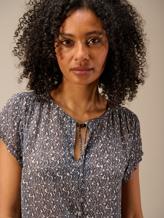 Short-sleeved blouse