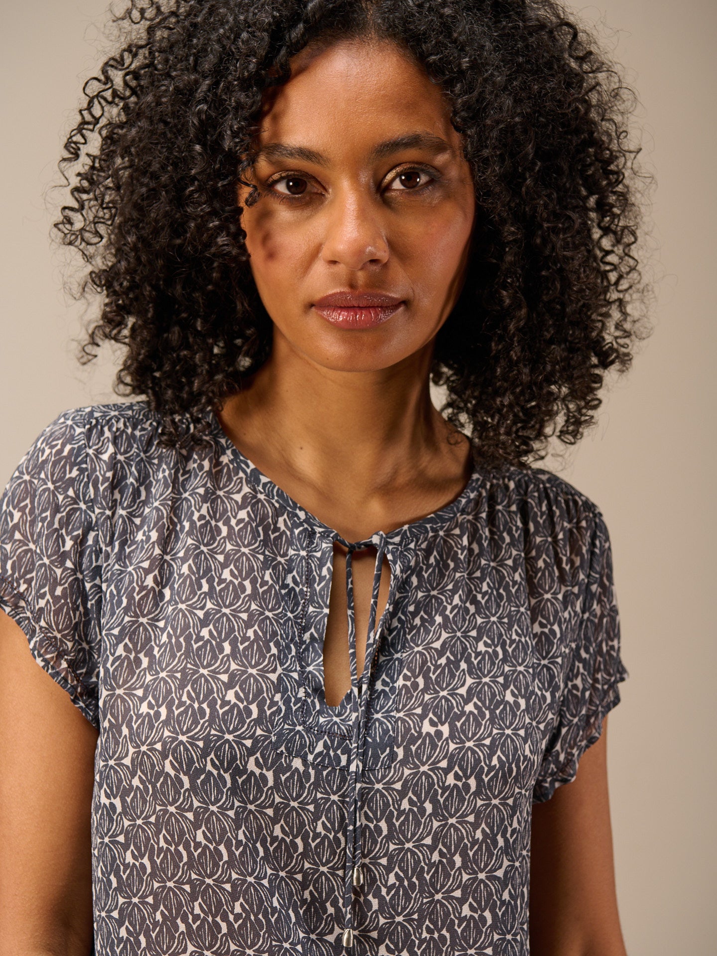 Short-sleeved blouse