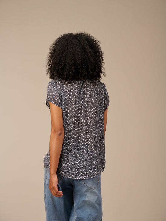 Short-sleeved blouse