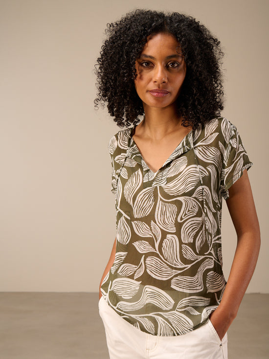 Short-sleeved blouse