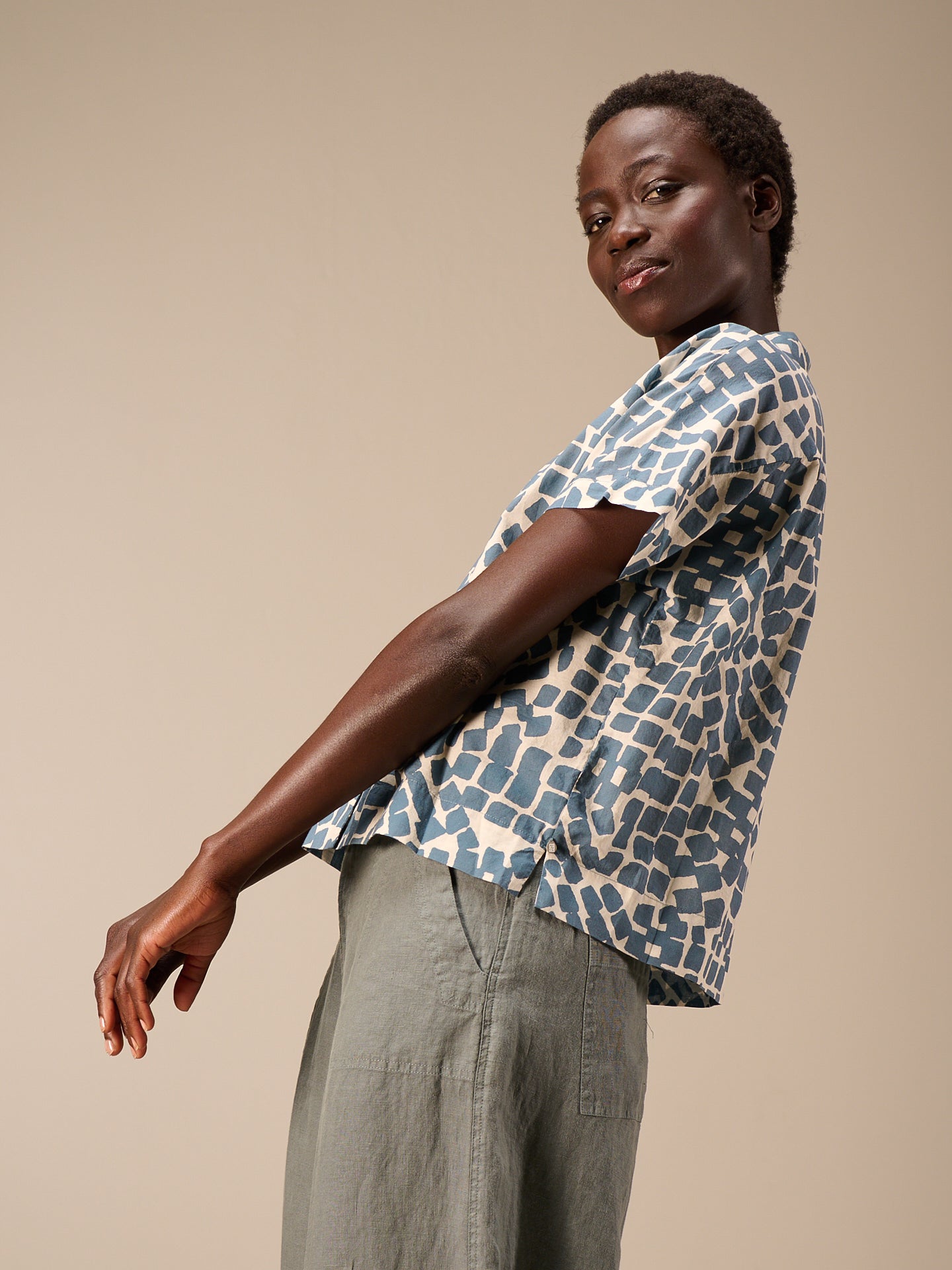 Short-sleeved blouse