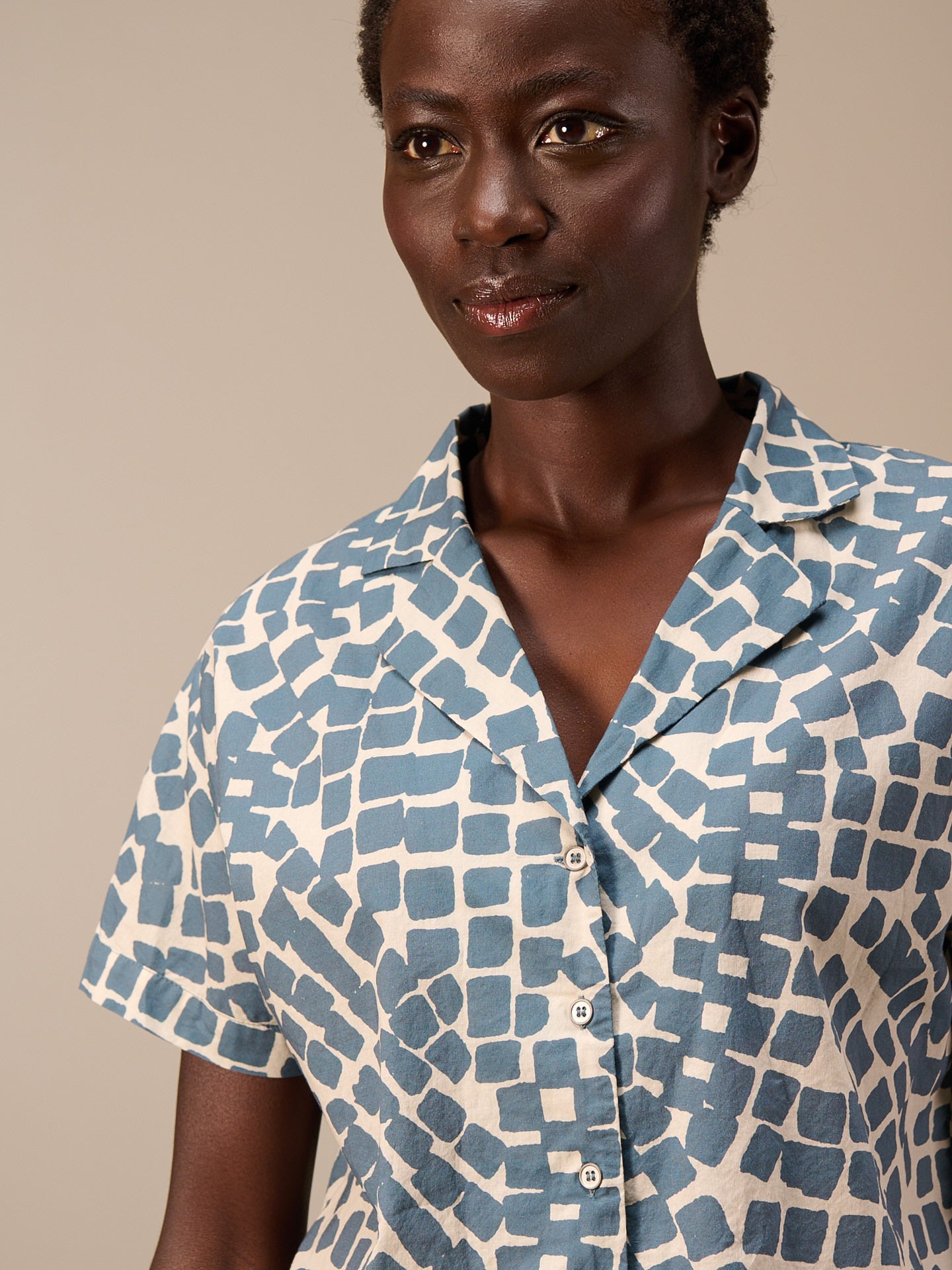 Short-sleeved blouse