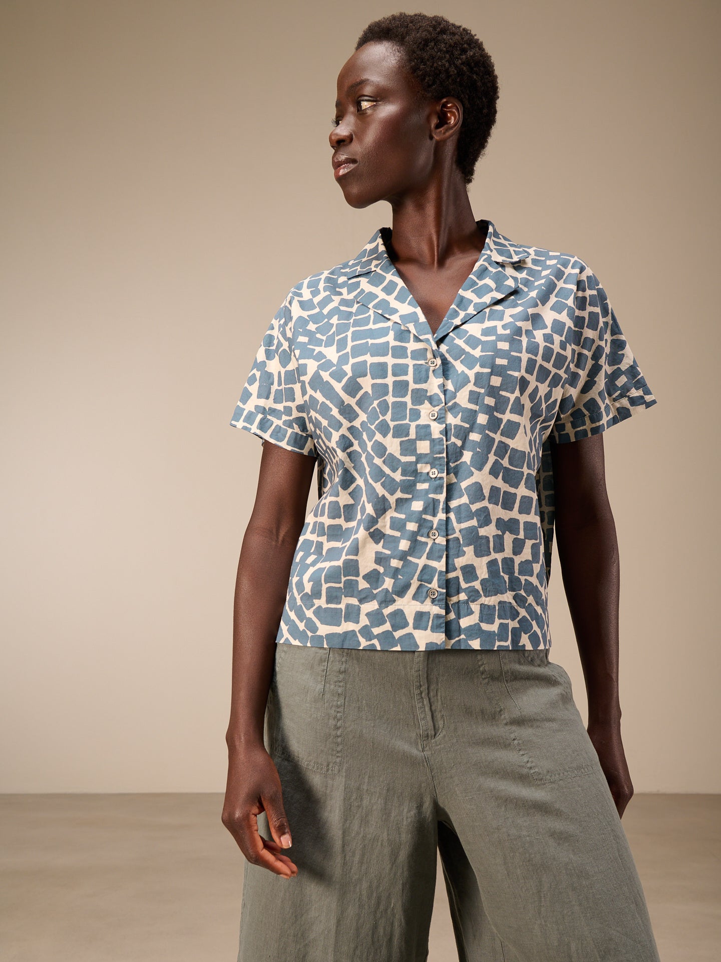 Short-sleeved blouse