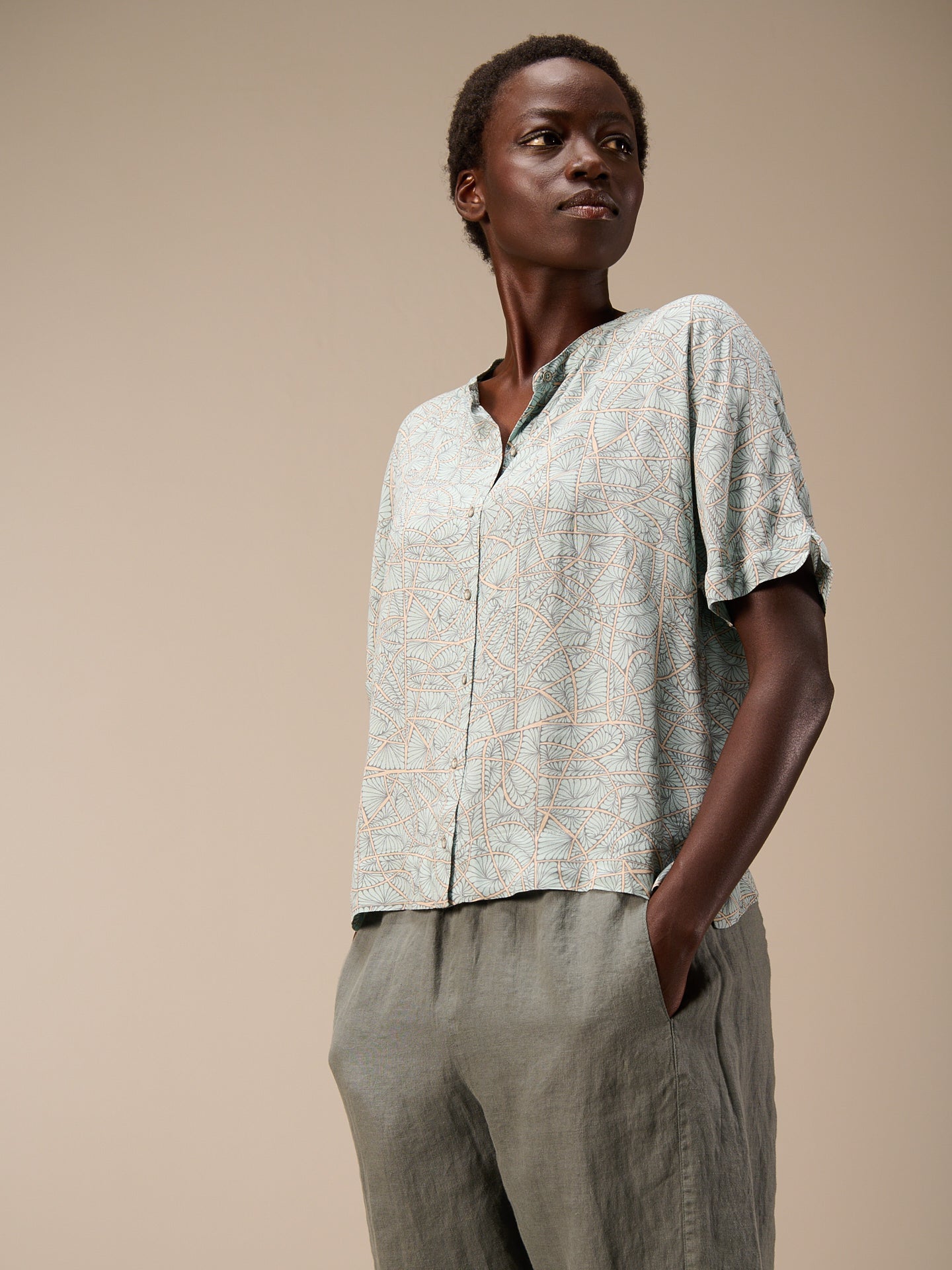 Blusa con collo alto