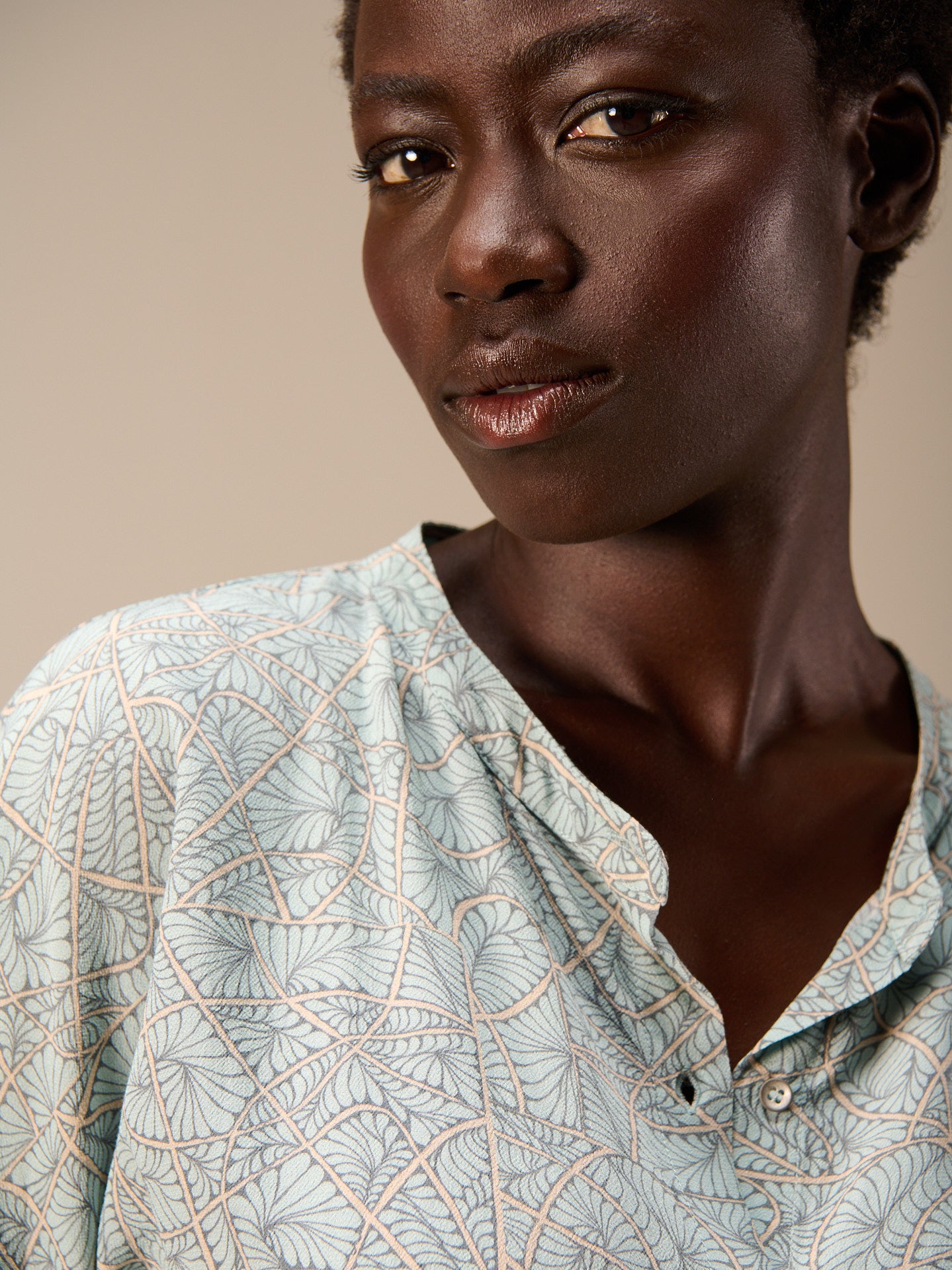 Blusa con collo alto