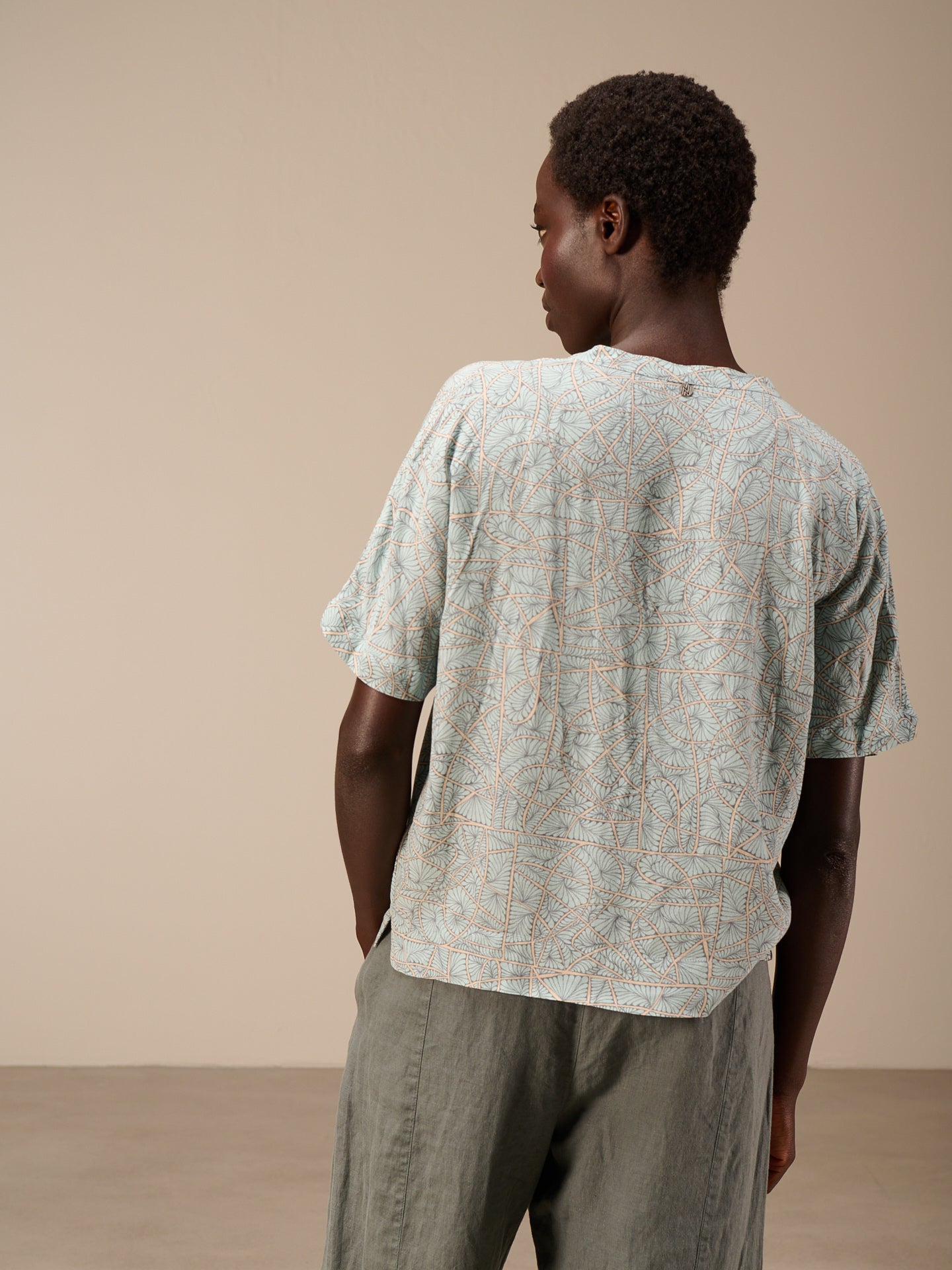 Blusa con collo alto