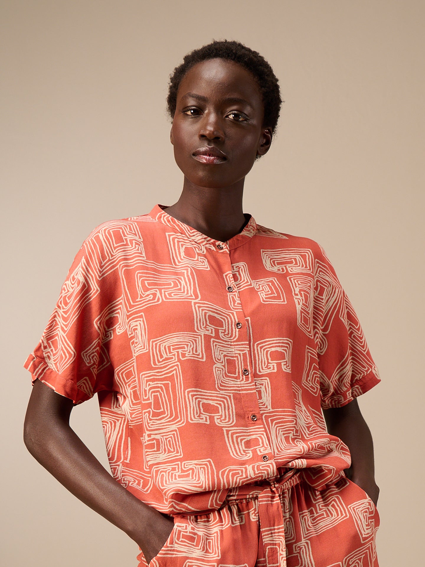 Blusa con collo alto