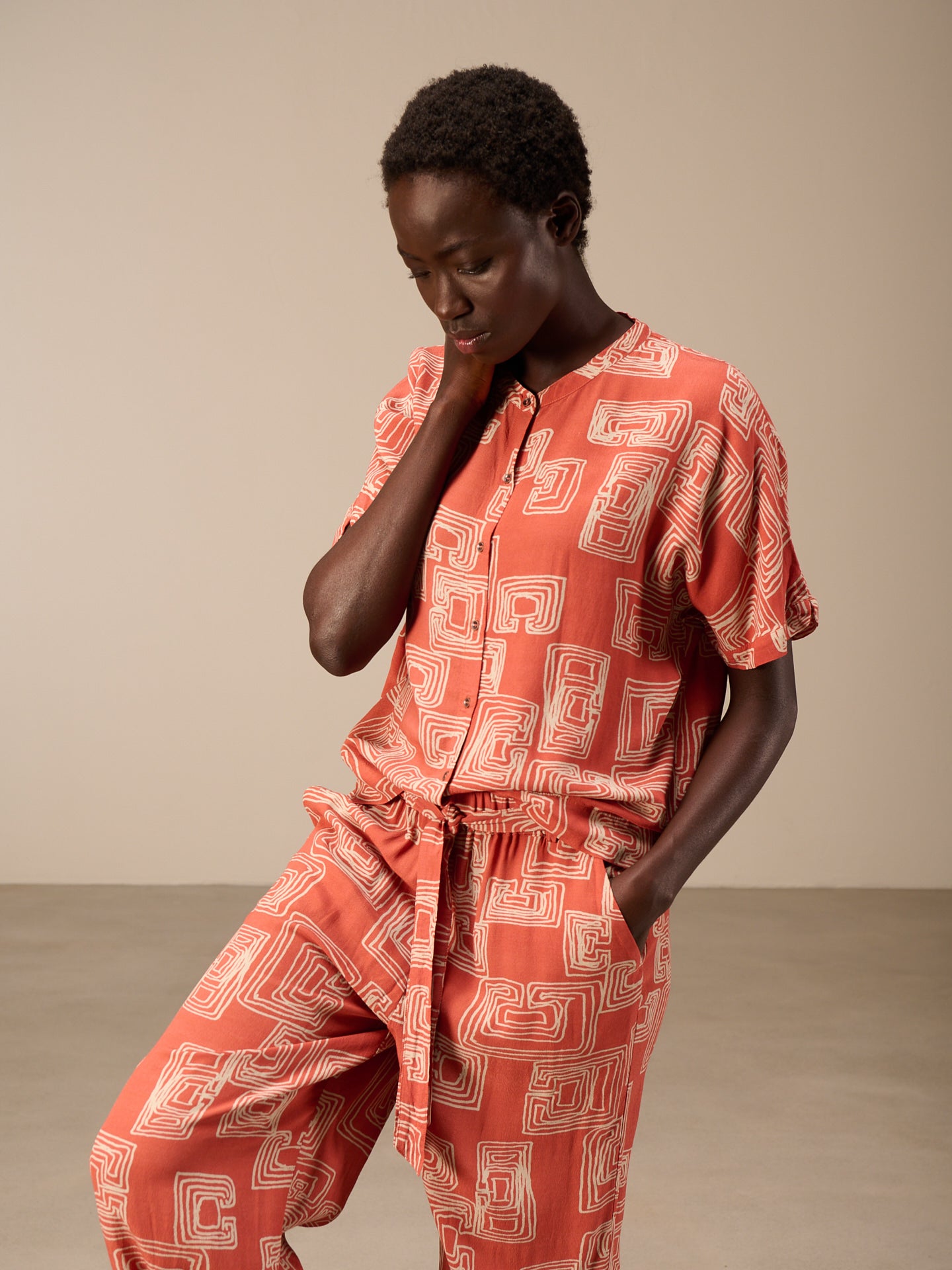 Blusa con collo alto