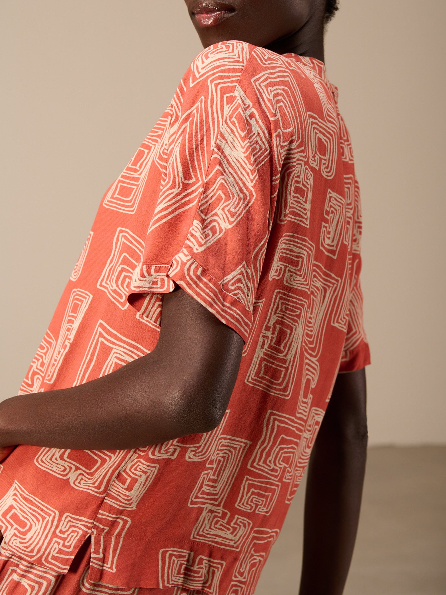 Blusa con collo alto
